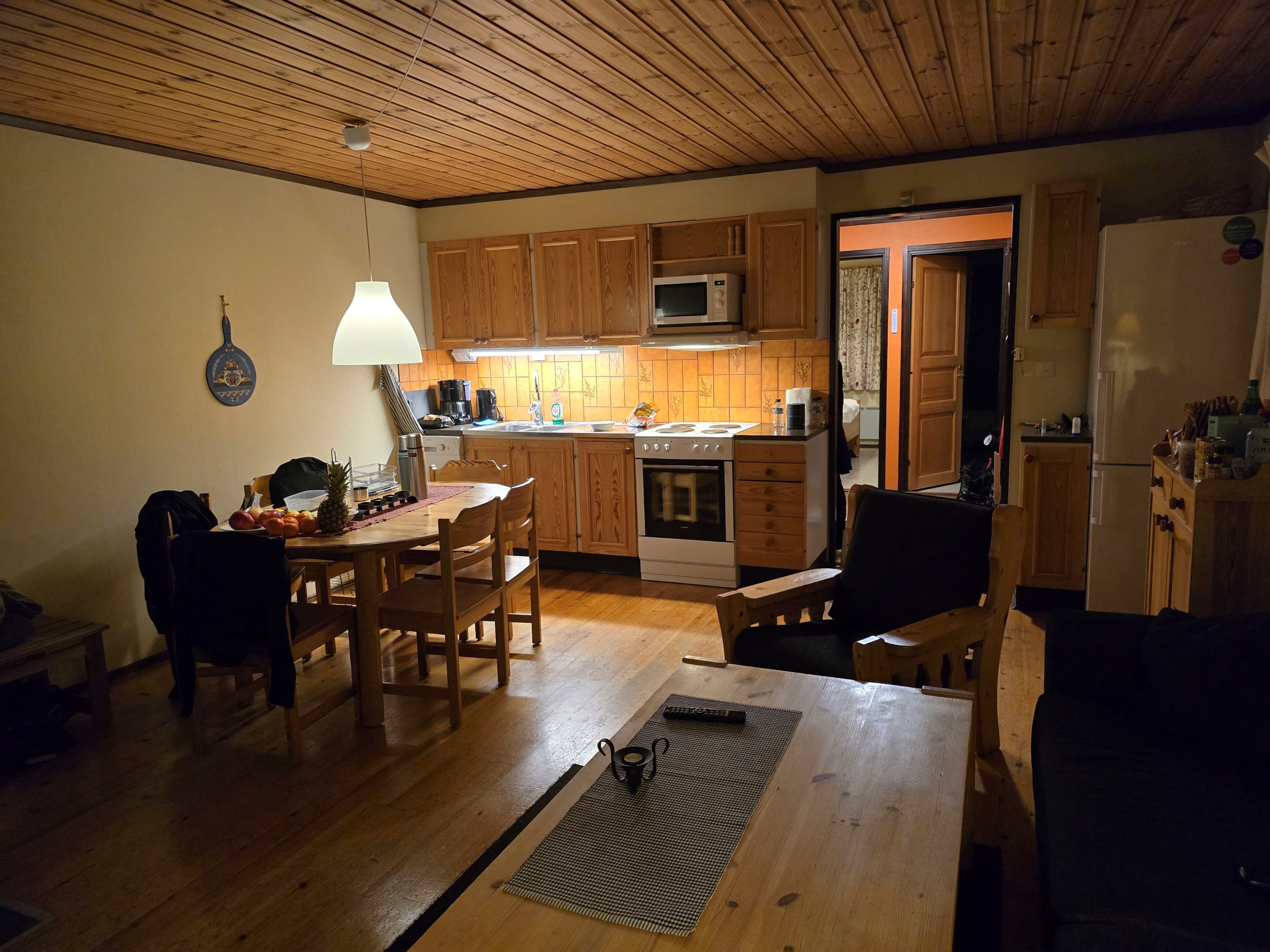 Storstuga med eldstad och utgång till terass.