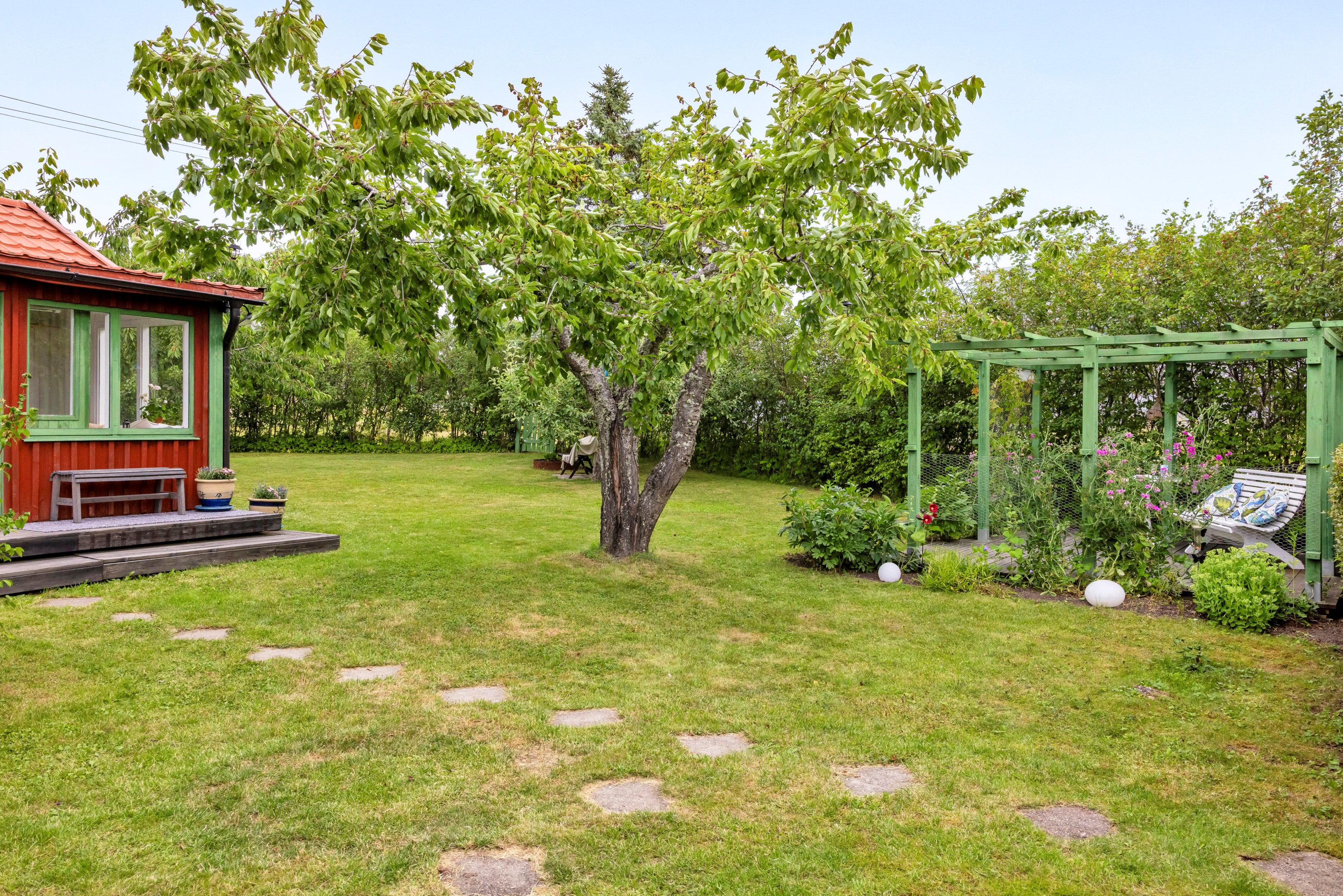 Bostadsbild från Husabyvägen 13 (Husbyborg koloniförening lott 13), Kommande i Husbyborg, Uppsala