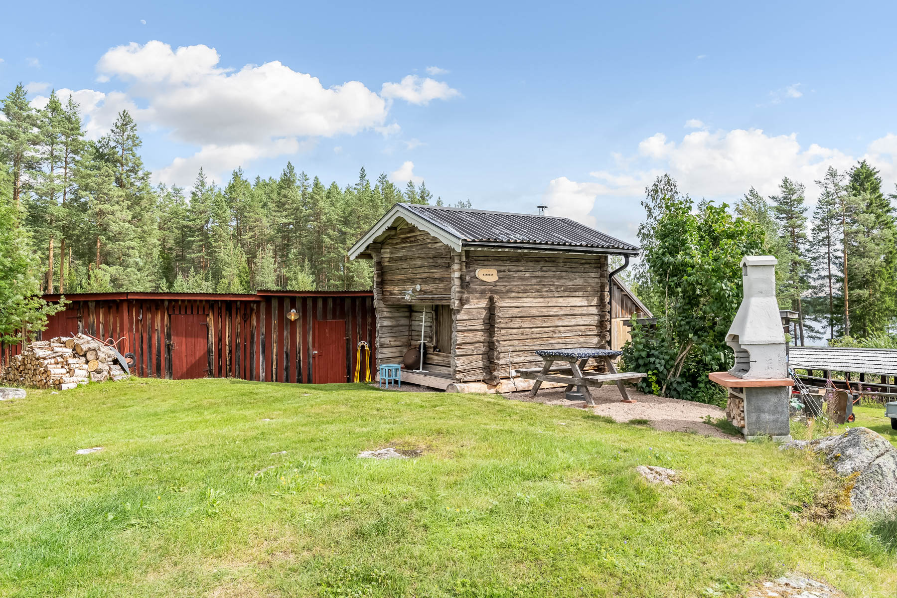 Härbre och grillplats