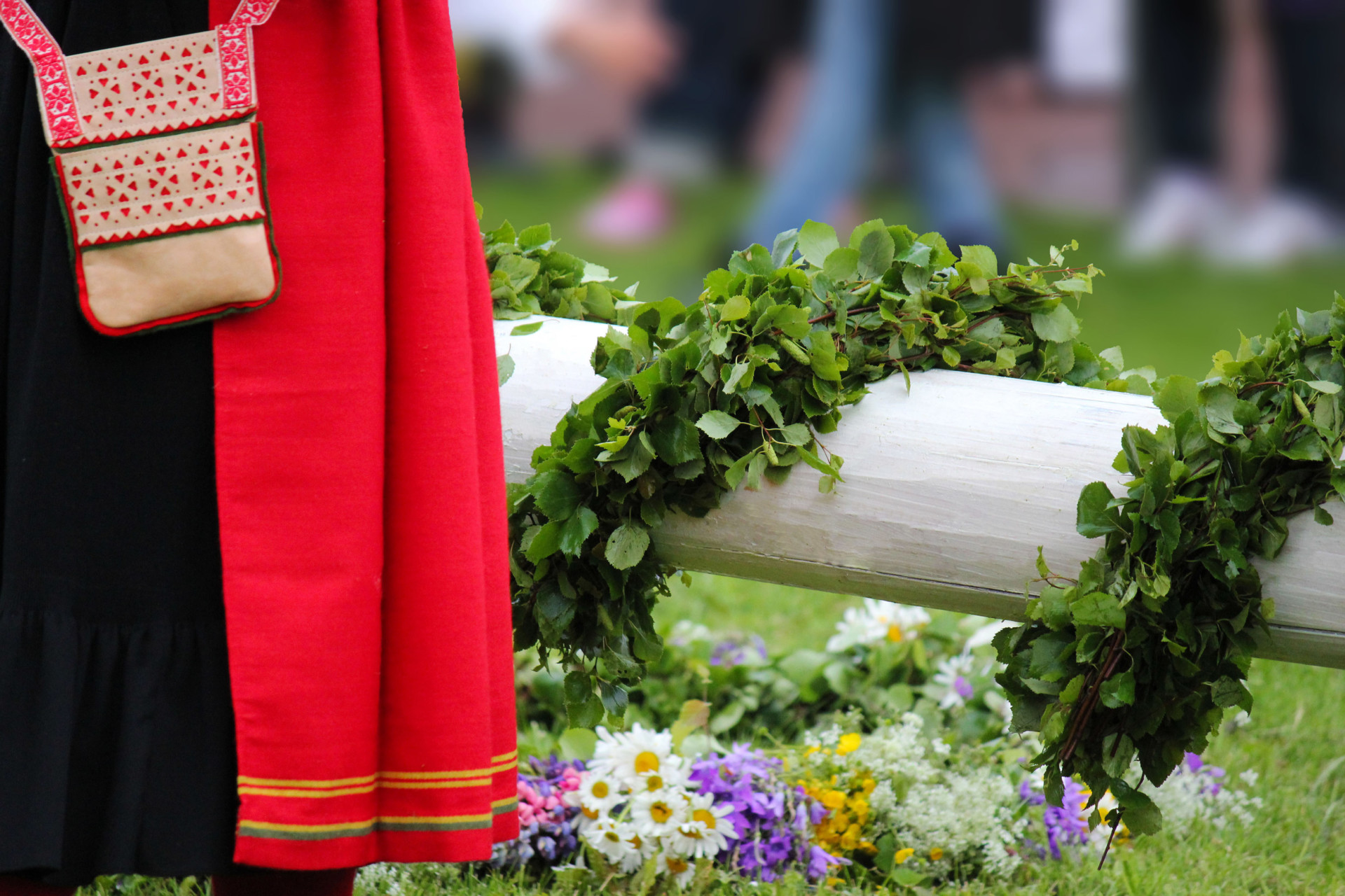 Liggande-majstang-med-blommor-och-kulla