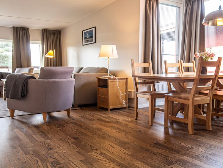Ett vackert rum med burspråk badar i ljus, bjuder på utsikt och skapar en harmonisk, rymlig känsla