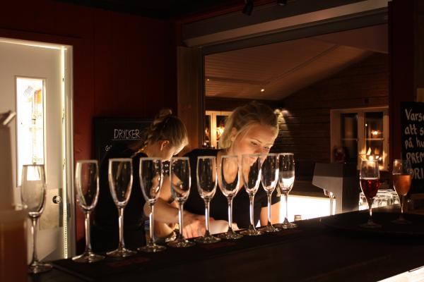 Ett glas bubbel efter en dag på fjället