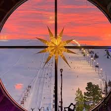 Julen är mer än pynt och paket – den bär hopp, värme och omtanke. Här uppe bland fjällen får både kr