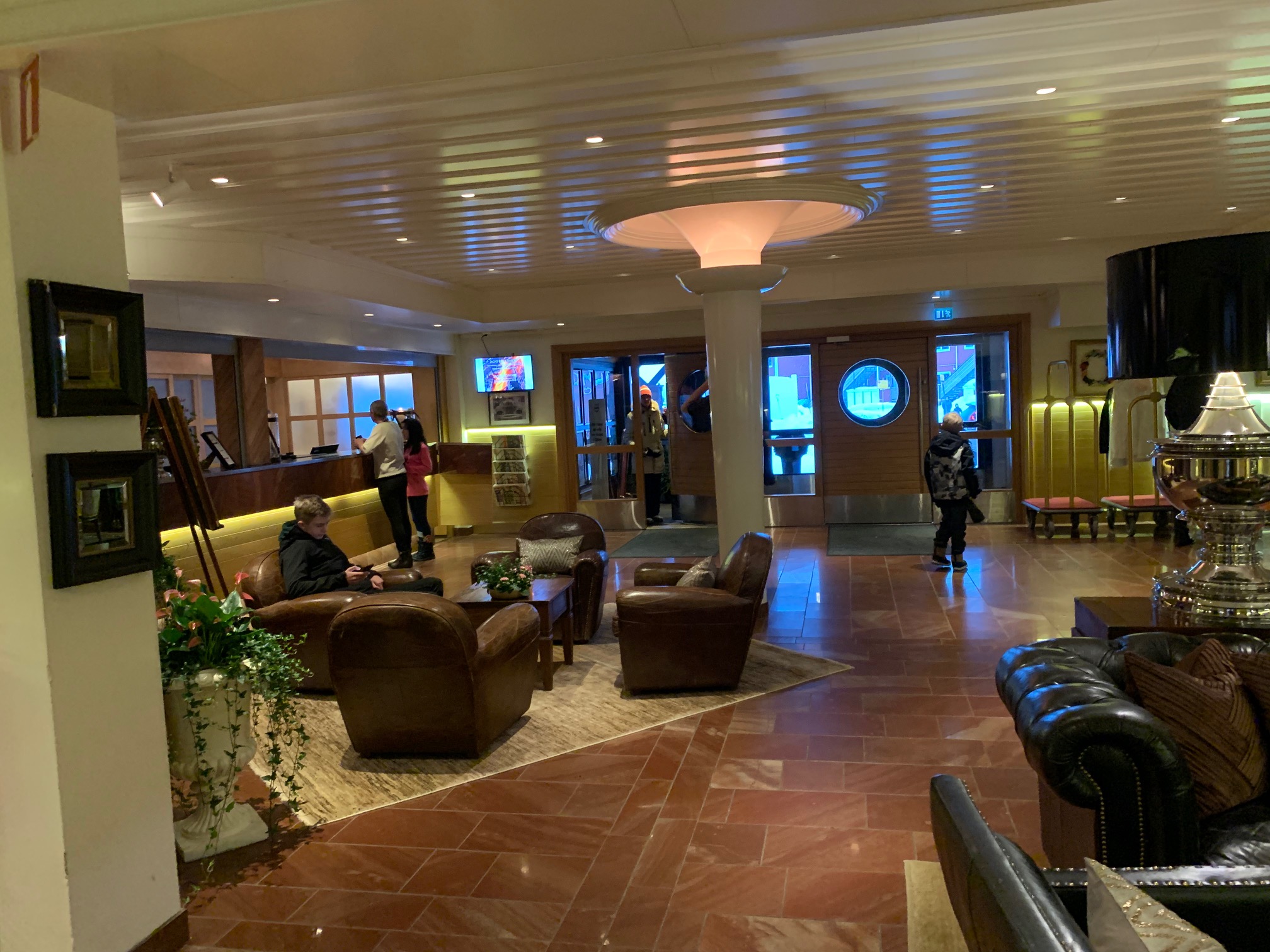 Högfjällshotellet har en inbjudande lobby med reception och sittplatser
