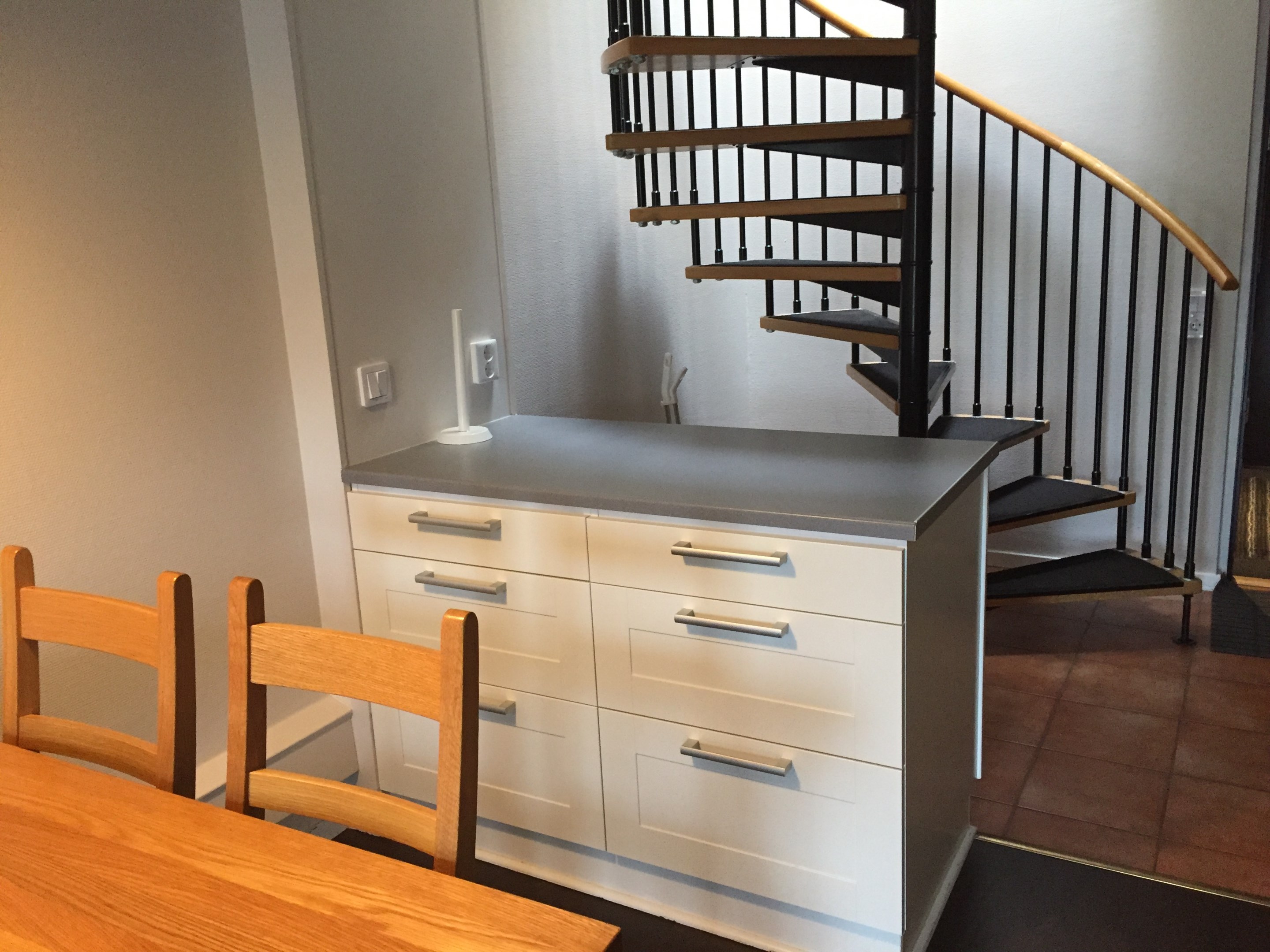 Lägenheten har gott om förvaring och en smidig spiraltrappa till övervåningen
