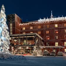 På Högfjällshotellet möts vi i juletid av glädje, gemenskap och stillhet. I en tid då mörkret ligger