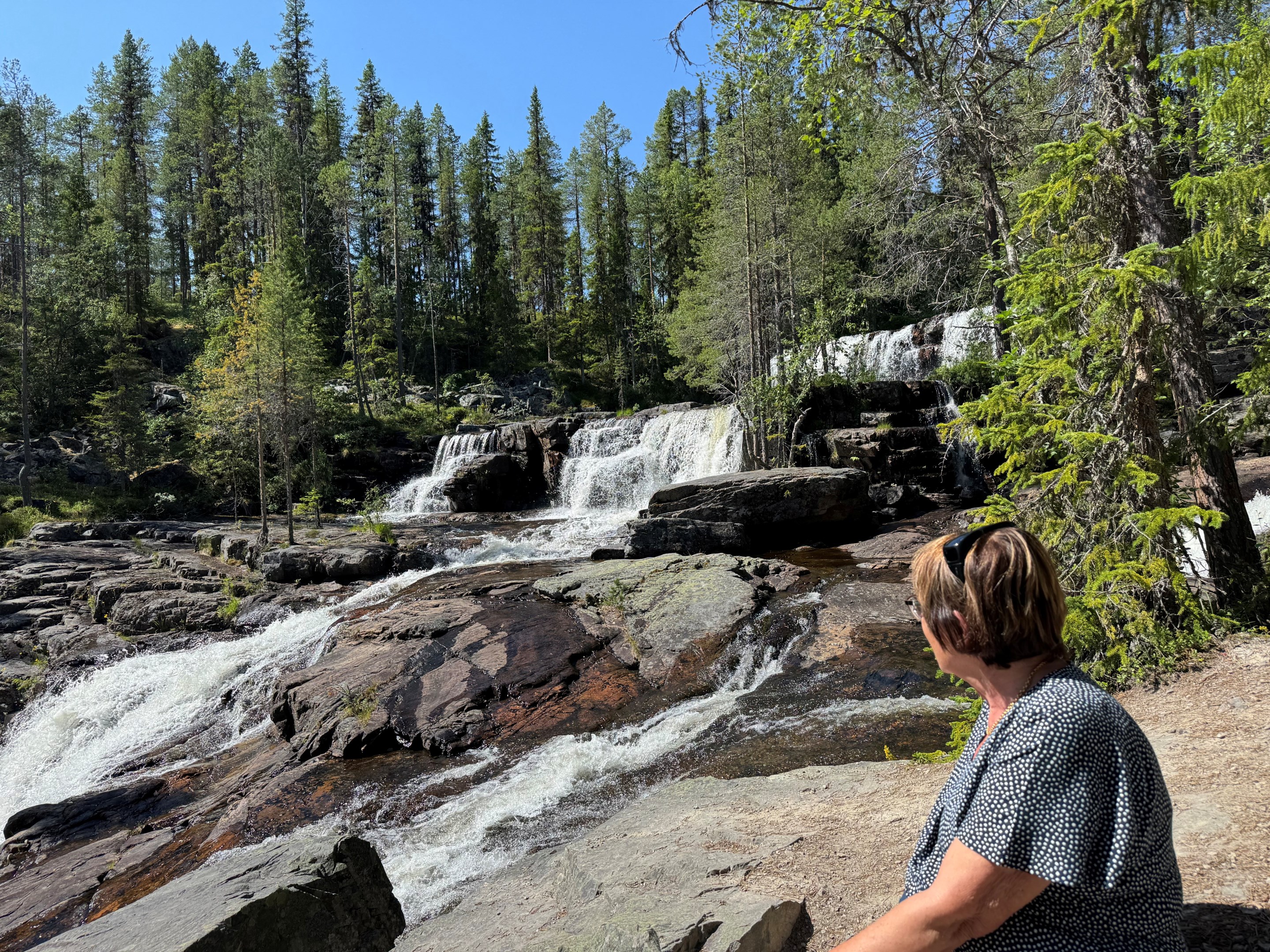 Att vila vid ett vattenfall fyller sinnet med ro, kraft och förundran över naturens skönhet