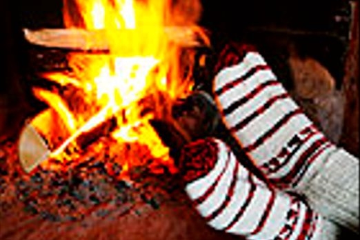 Mys i Fjällbyn: fjällstuga, sprakande eldstad och vit snö över fjällen.