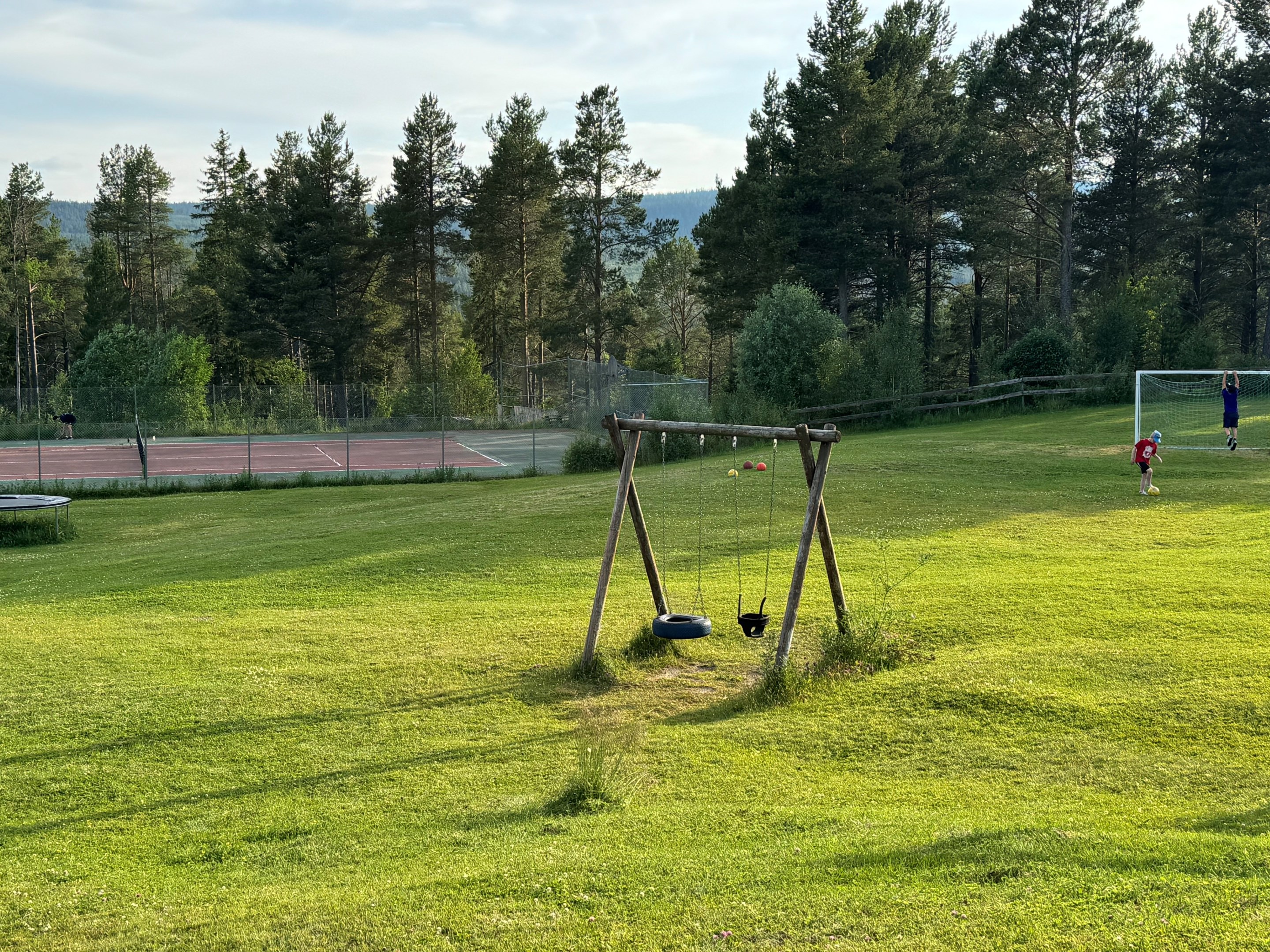 Upptäck Fjällbyns lekfulla sida – lekplats, fotboll och tennis i vacker miljö