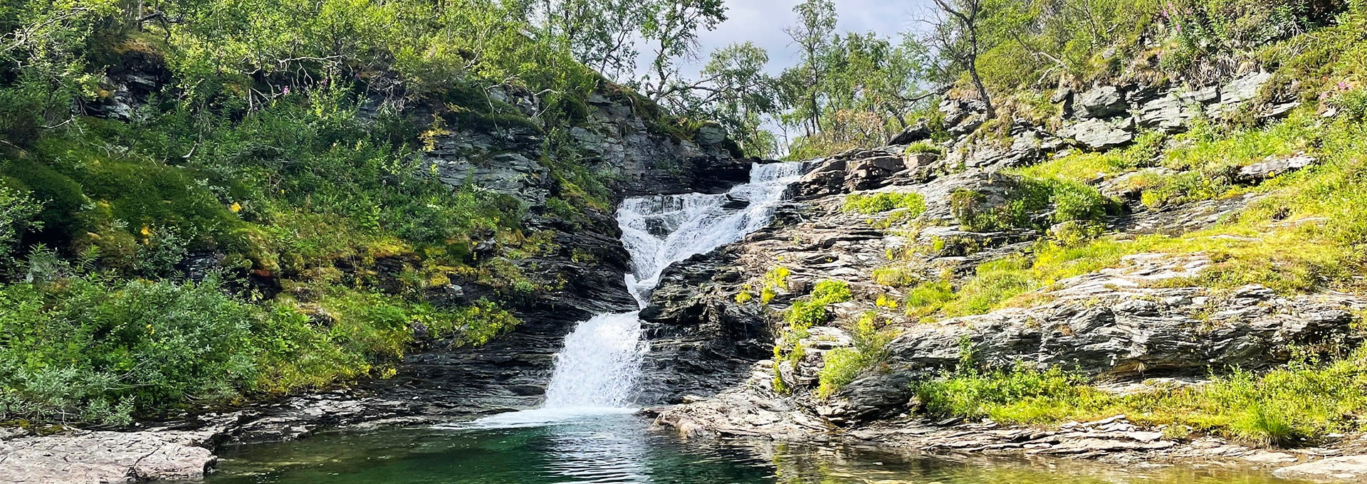Att bada i ett vattenfall och fjällsjöar gör sommarens fjälläventyr komplett. Kring Ramundberget fin