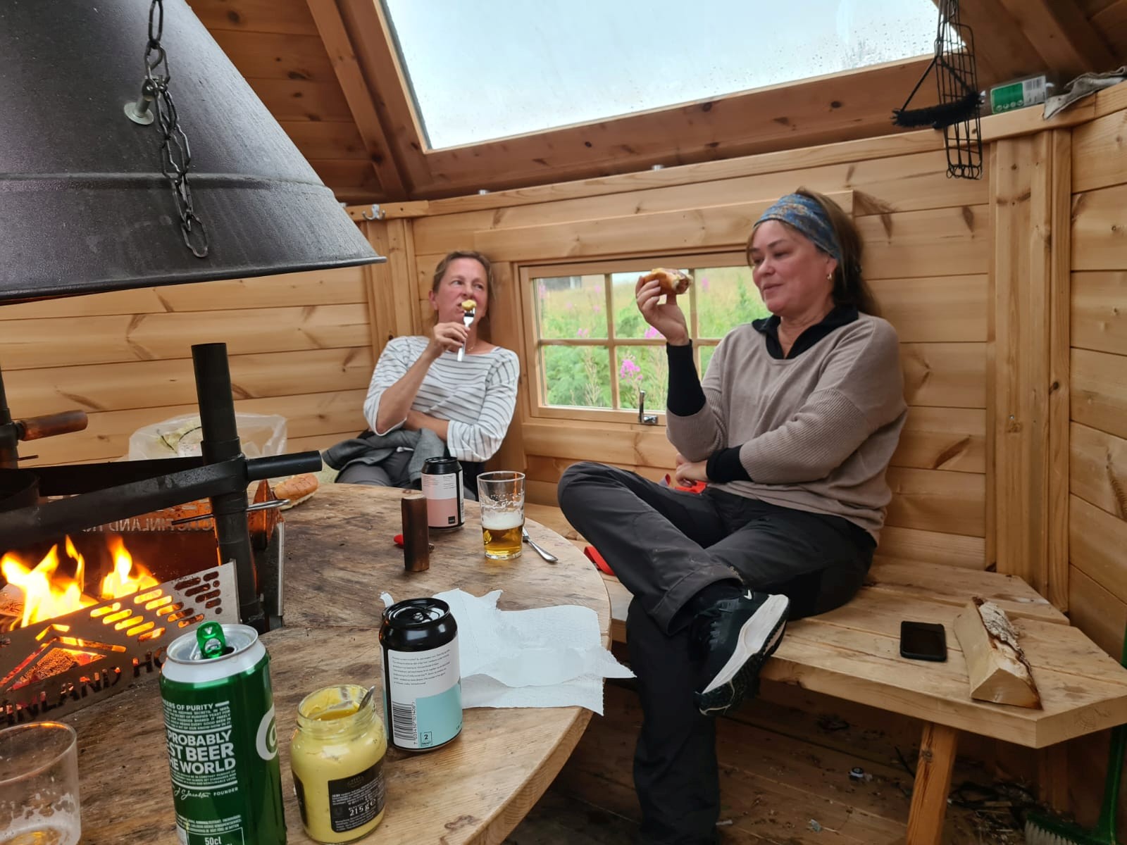 Grillkåta. .Där gemenskapen är lika stark som fjällen