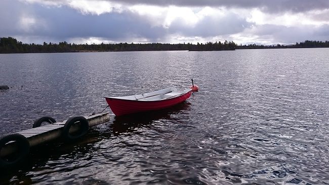 Fjällbyn har ett antal båtar och kanoter.