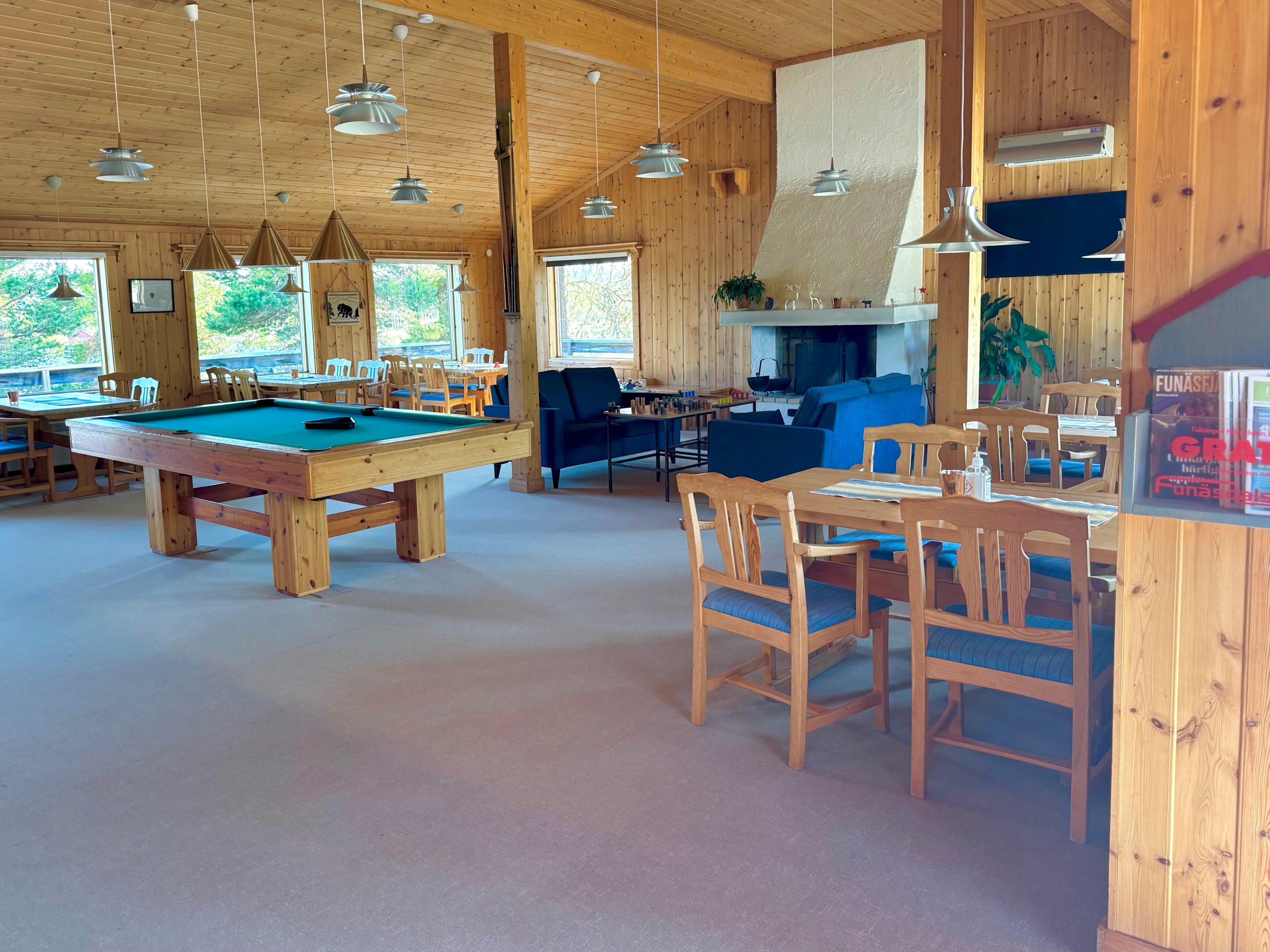 Mysigt servicehus med eldstad och bastu i naturskönt sjöläge