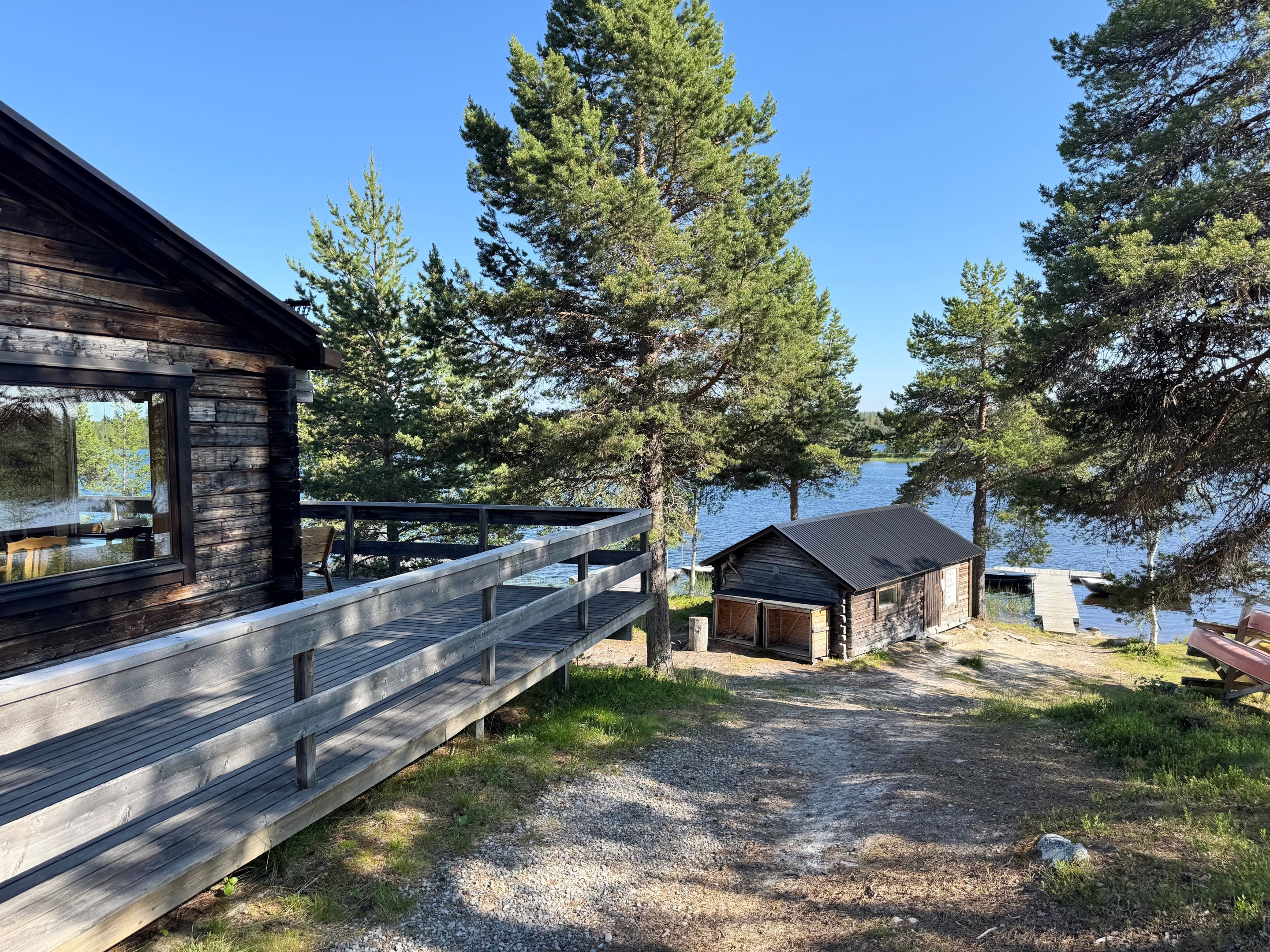 Servicehus, båthus, kanoter sjön Vattnan