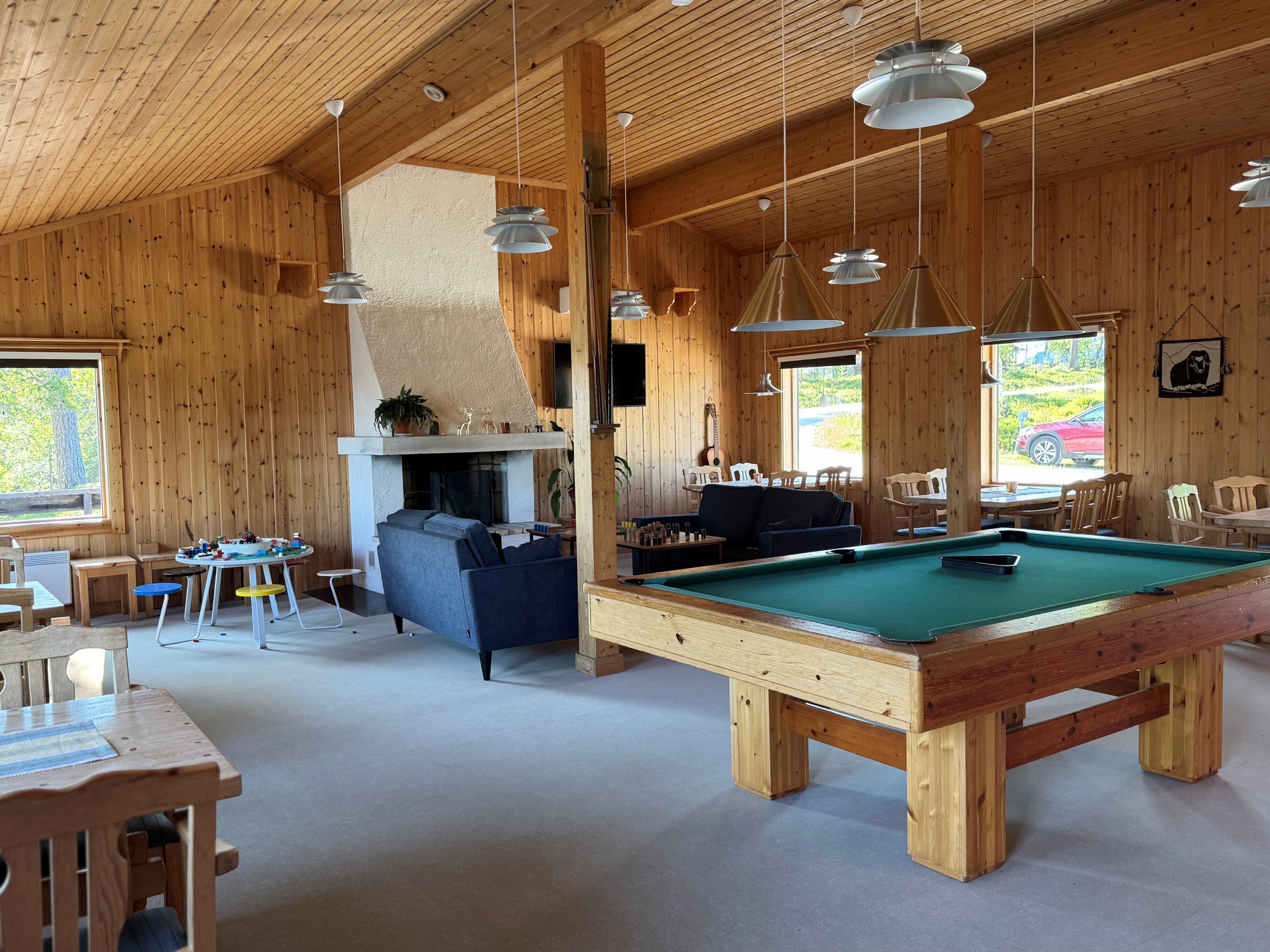 Servicehuset med biljardbord och eldstad