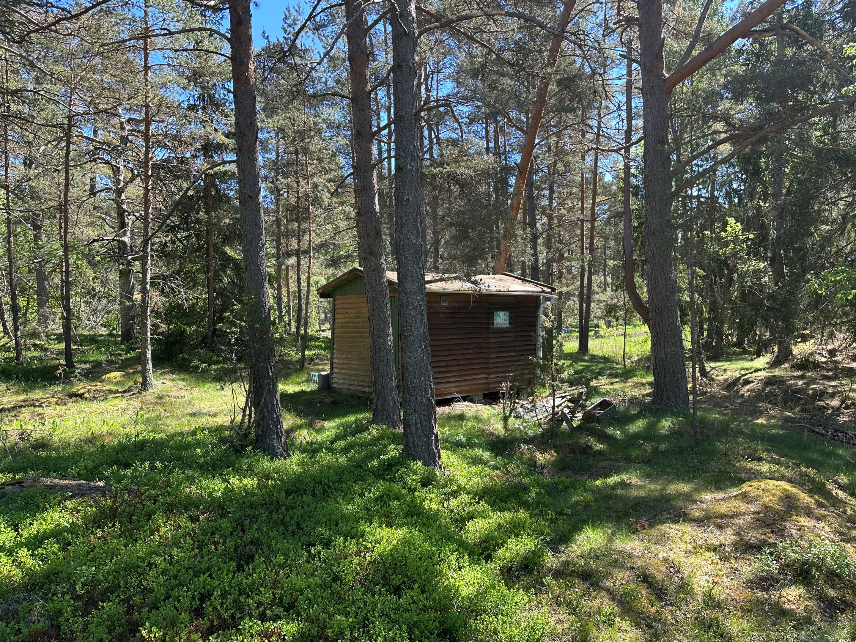 I anslutning till huset finns även ett utedass samt ett fallfärdigt förråd