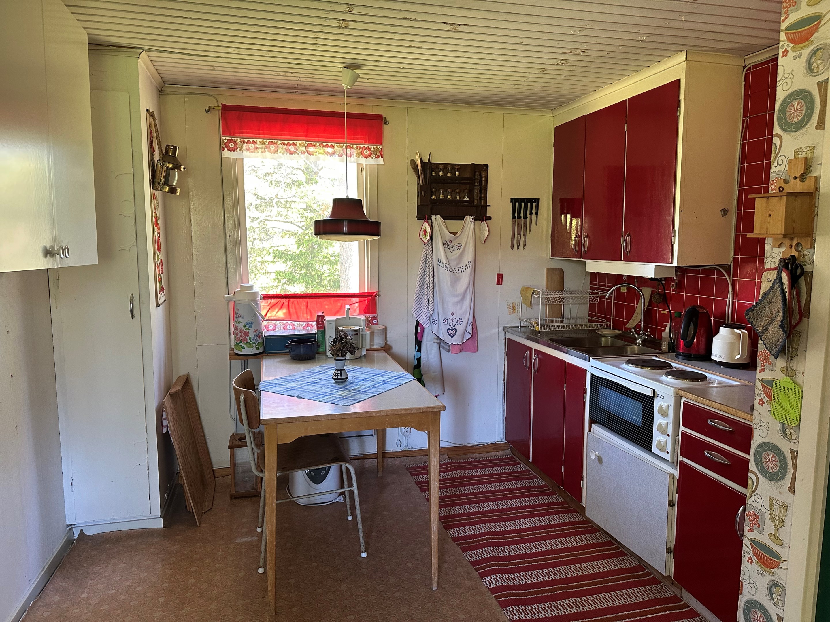 Kök & matplats i vinkel från altanen