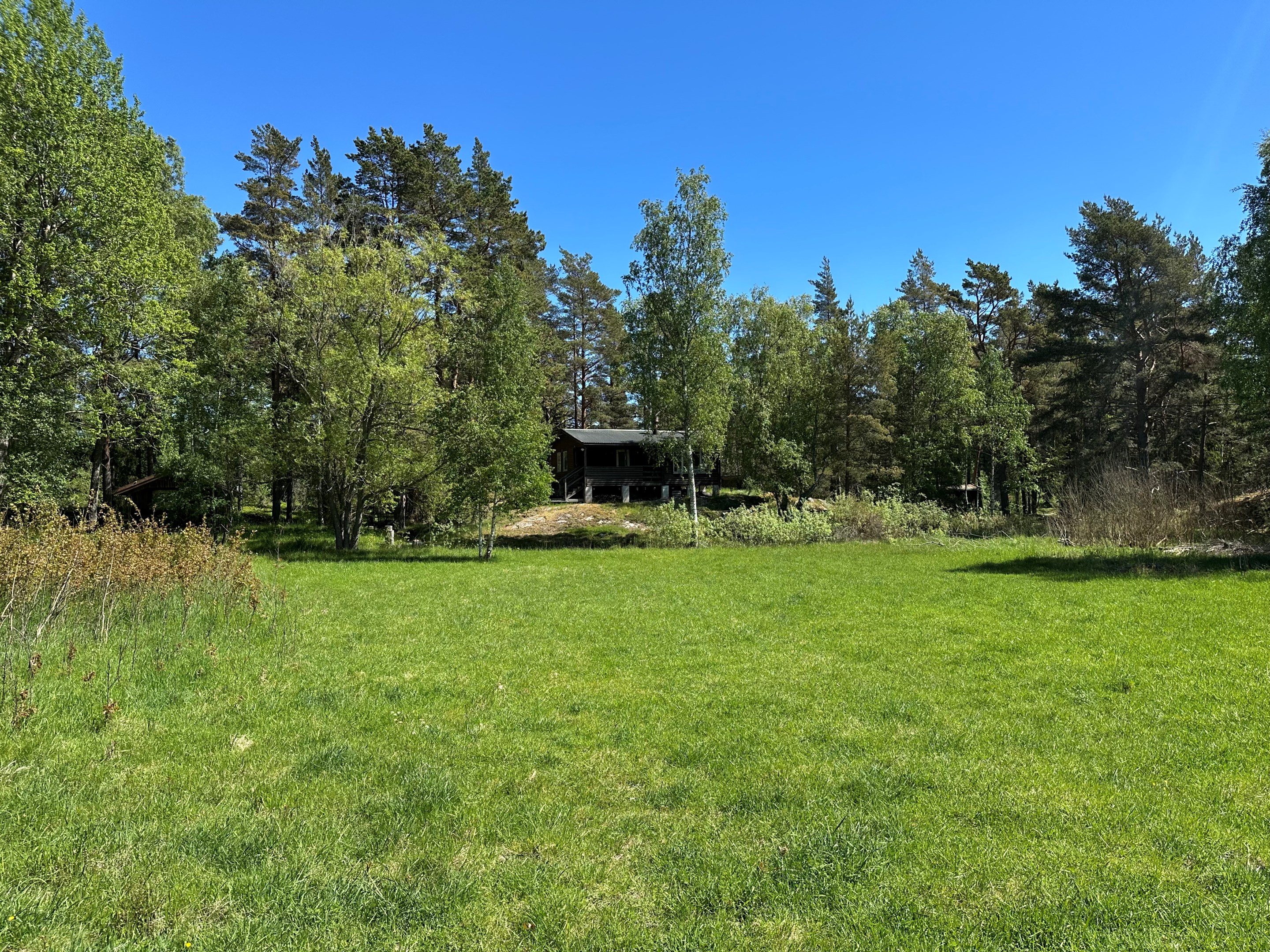 Huset i vinkel från ängen i väster