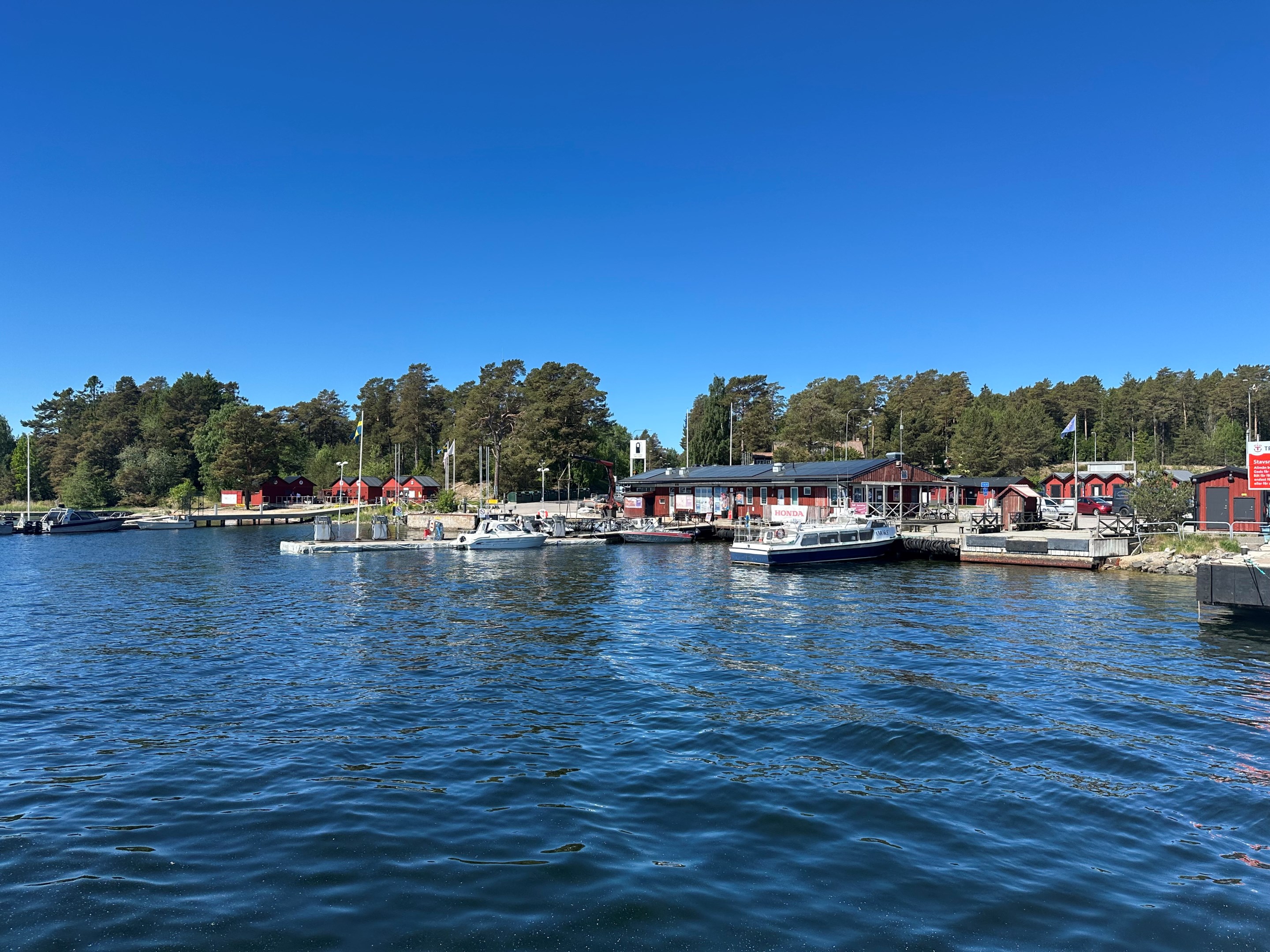 Närmsta båtmack finns vid Stavsnäs vinterhamn