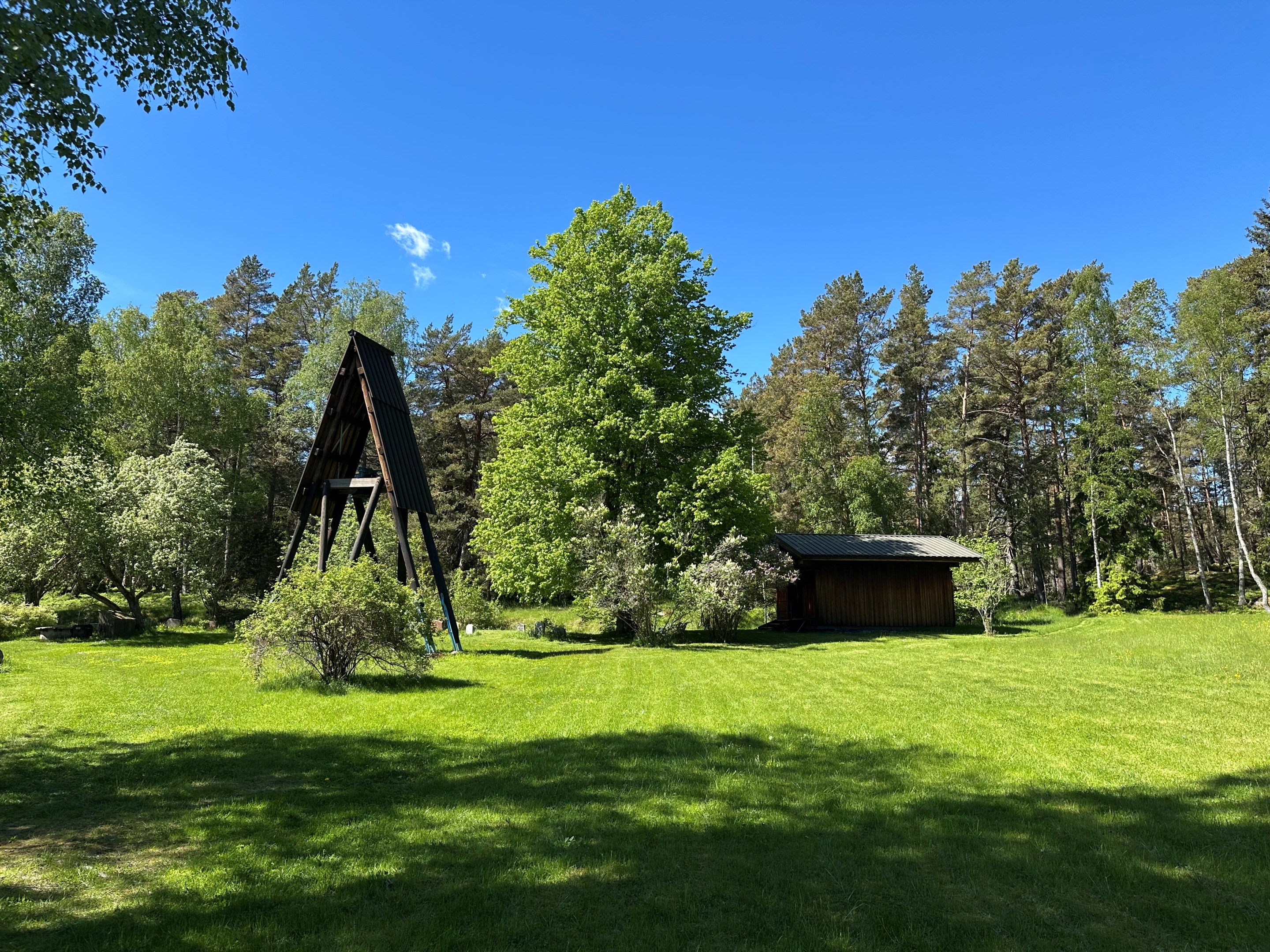Via Runmarö kapell & kyrkogård finns en smitväg som leder fram till fastigheten