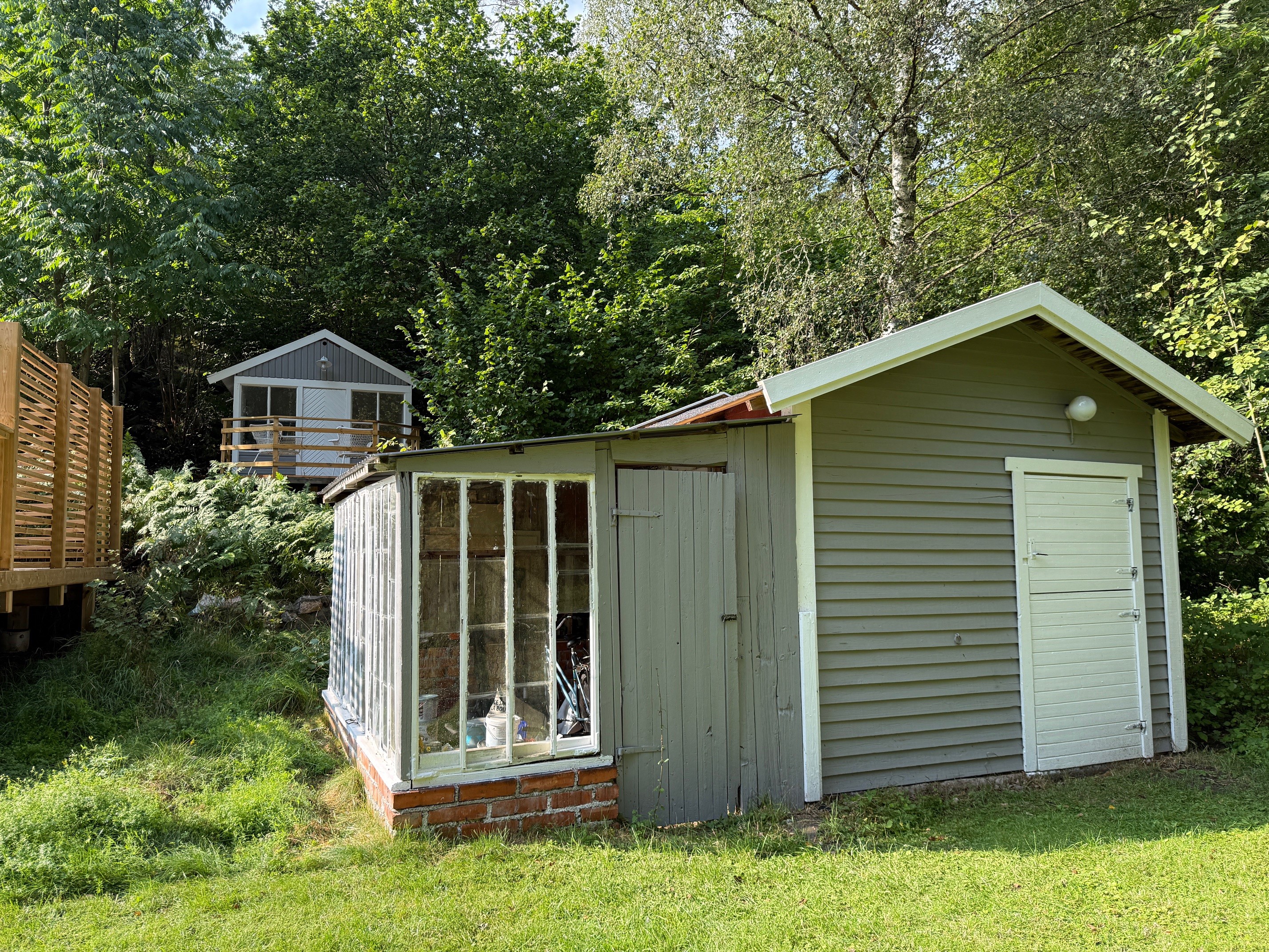 Förråd med vidbyggt växthus