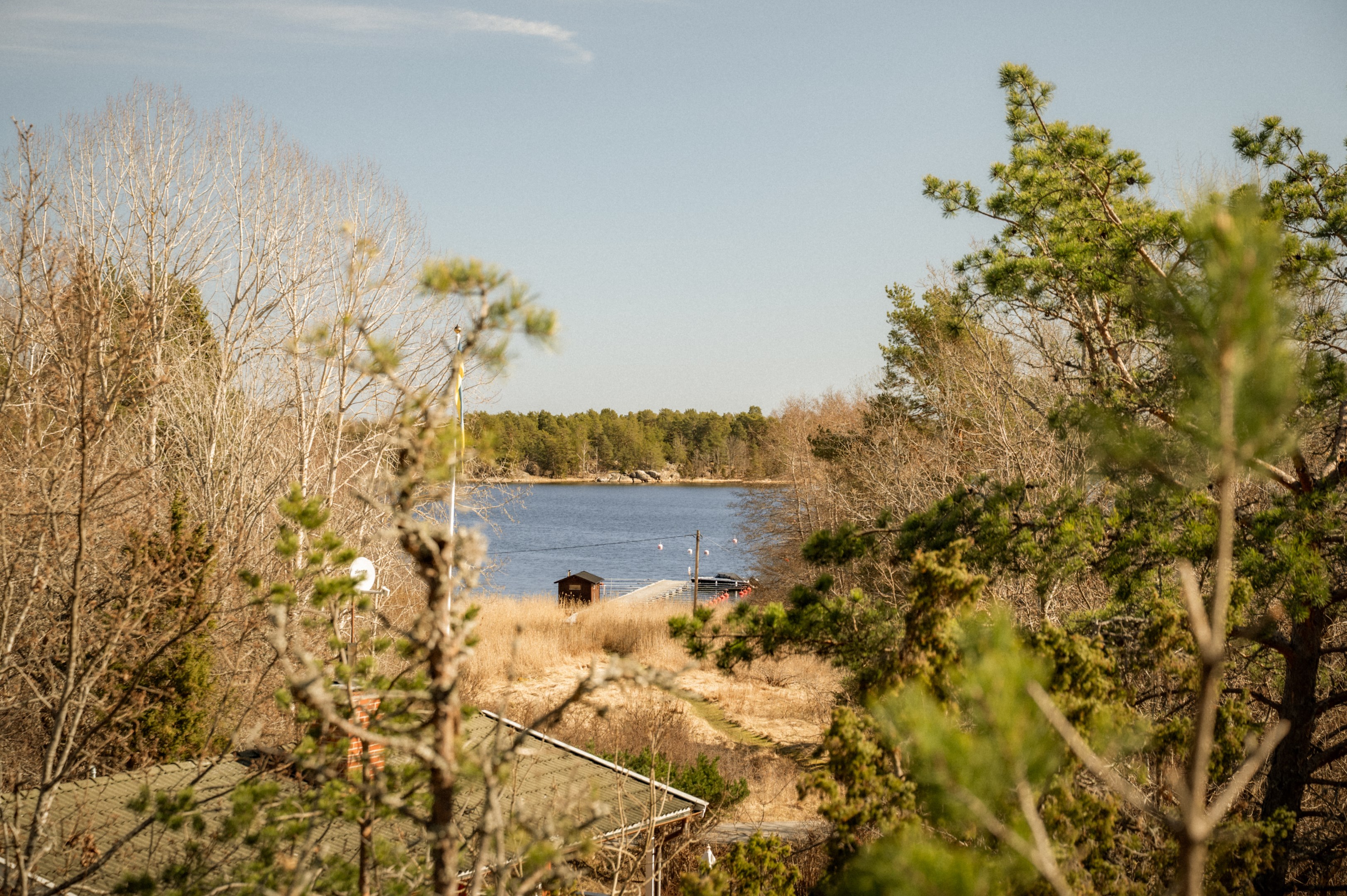 Utsikt från tomtens högsta punkt mot Sollenkrokafladen