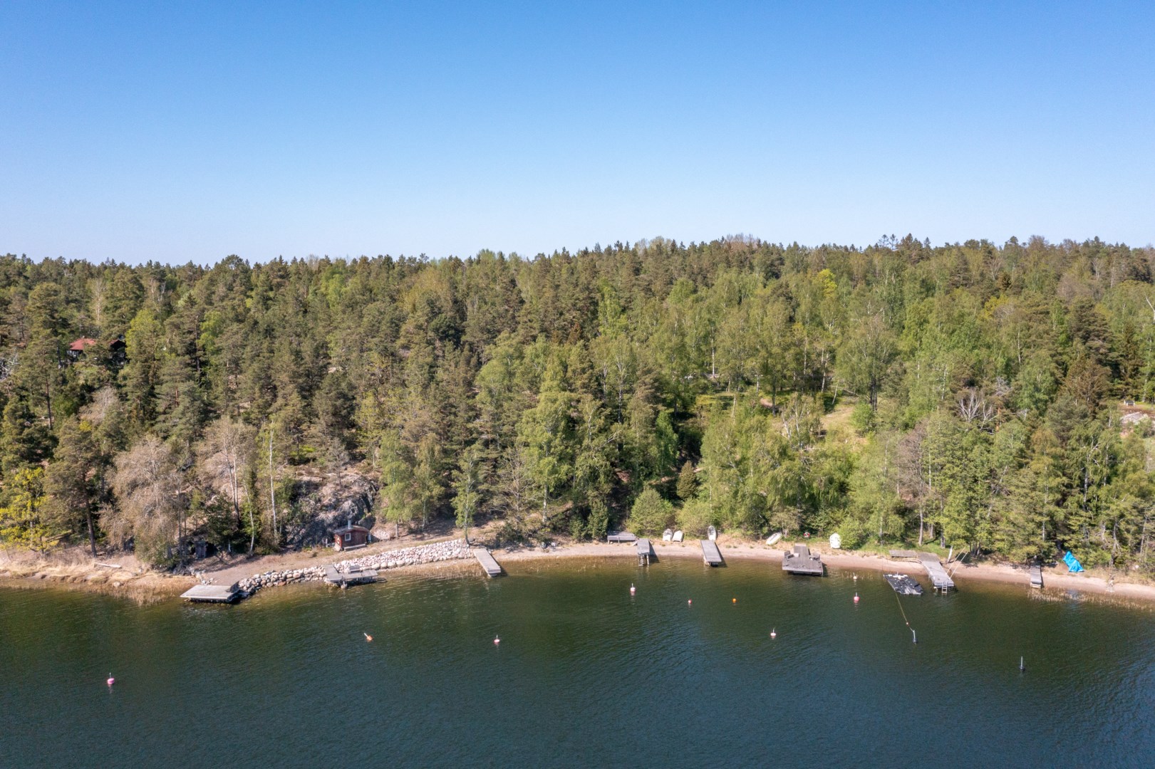 Samfällighetens ytor med strand och bryggor