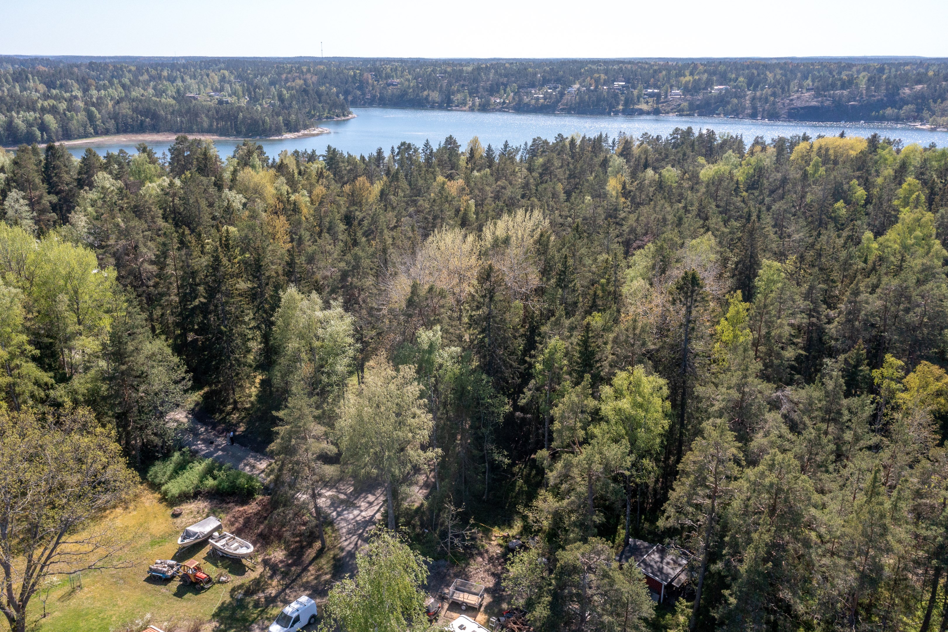 Ryttingevägen 30 - Vy från vägen i öster