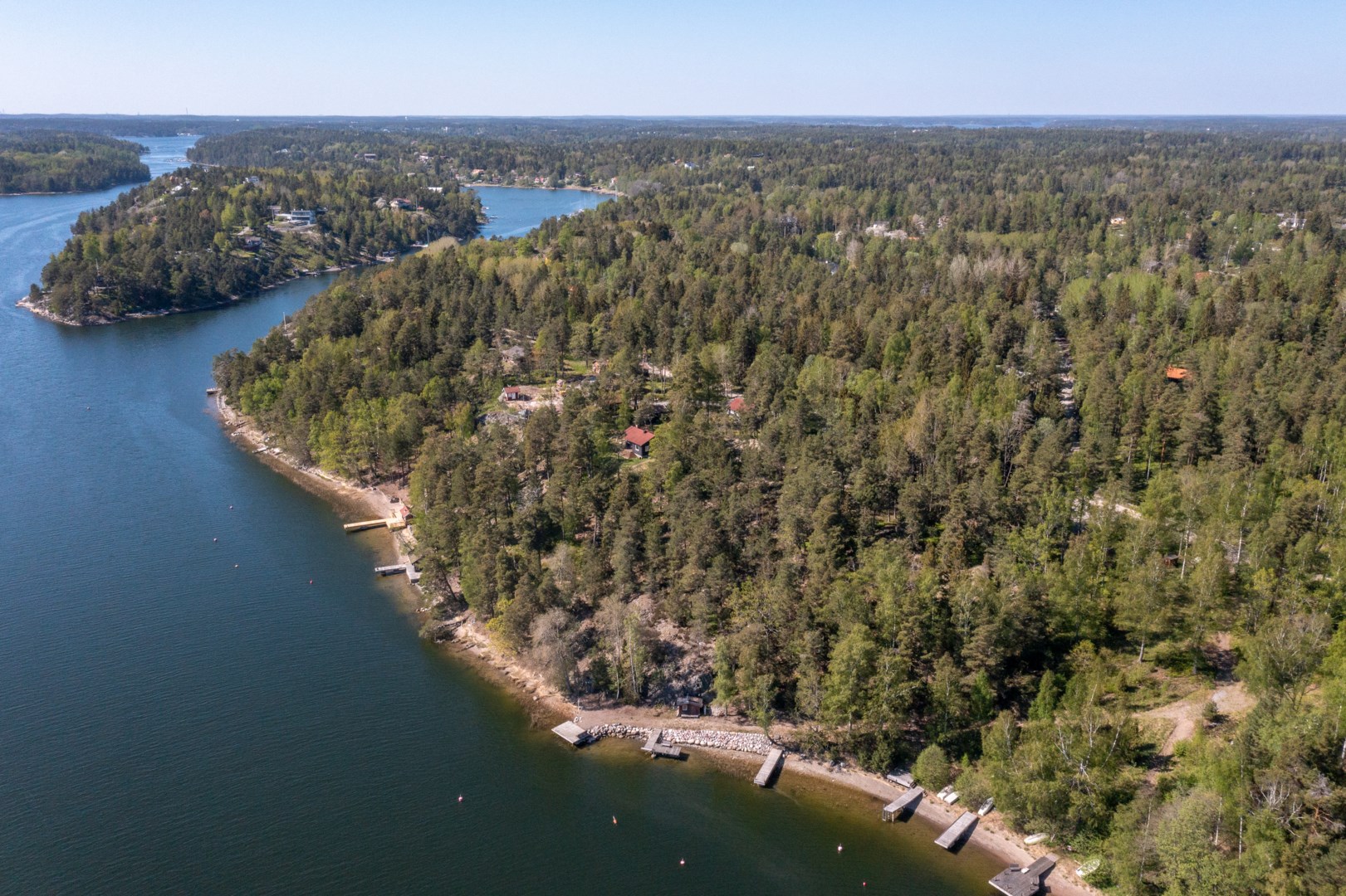 Tomten har ett sjönära läge utmed Återlögafjärden