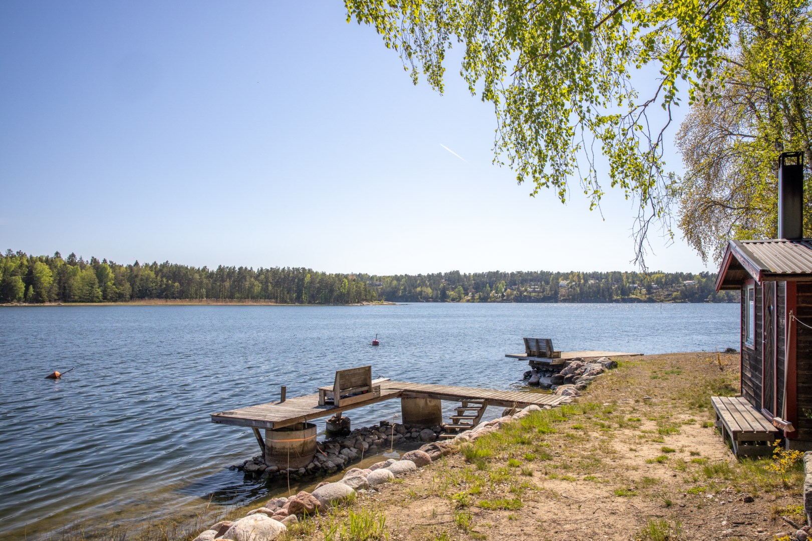 Vy över Återlögafjärden från samfällighetens bryggor