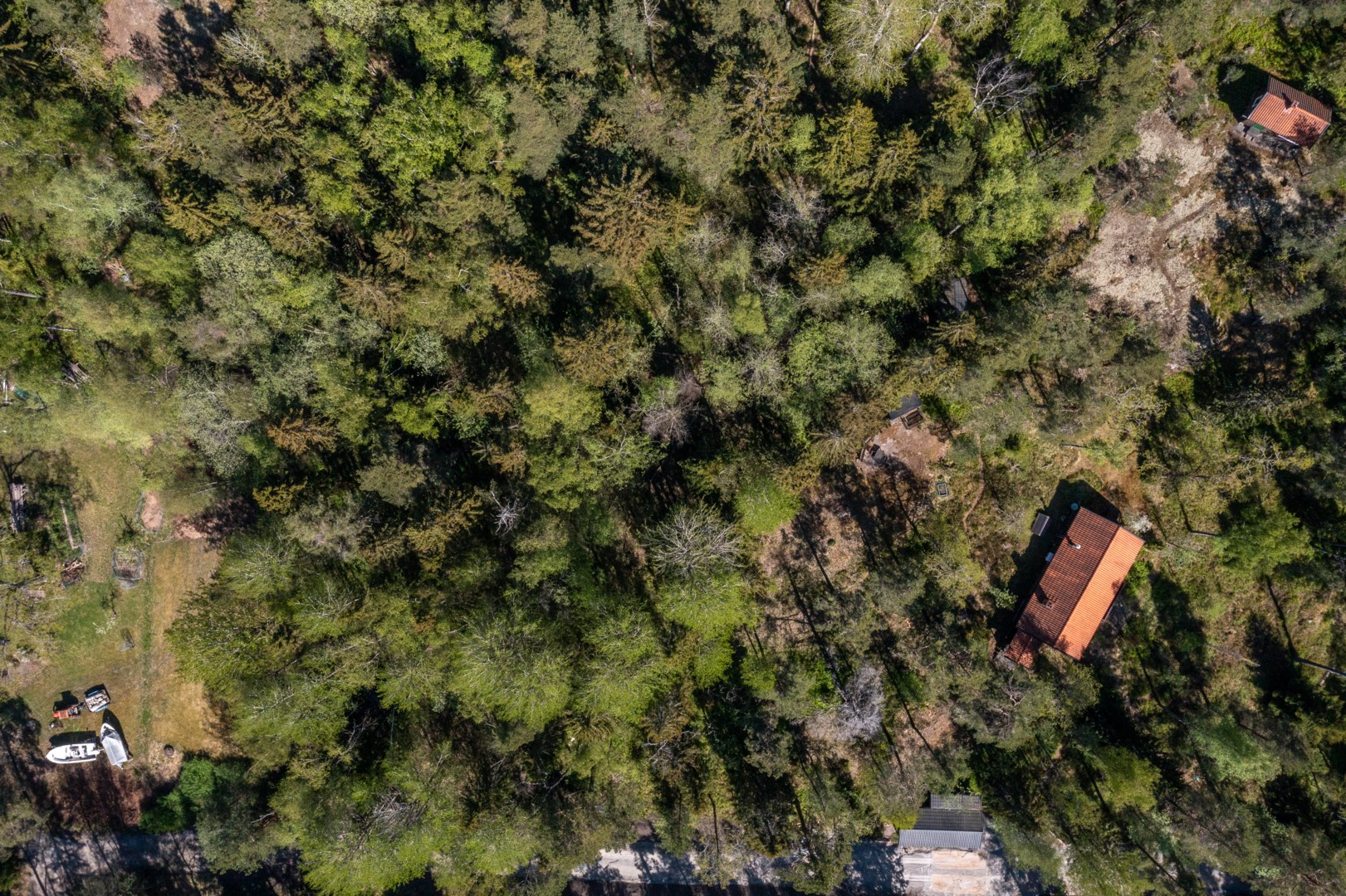 Anslutningspunkt för kommunalt VA finns i tomtgräns utmed Ryttingevägen