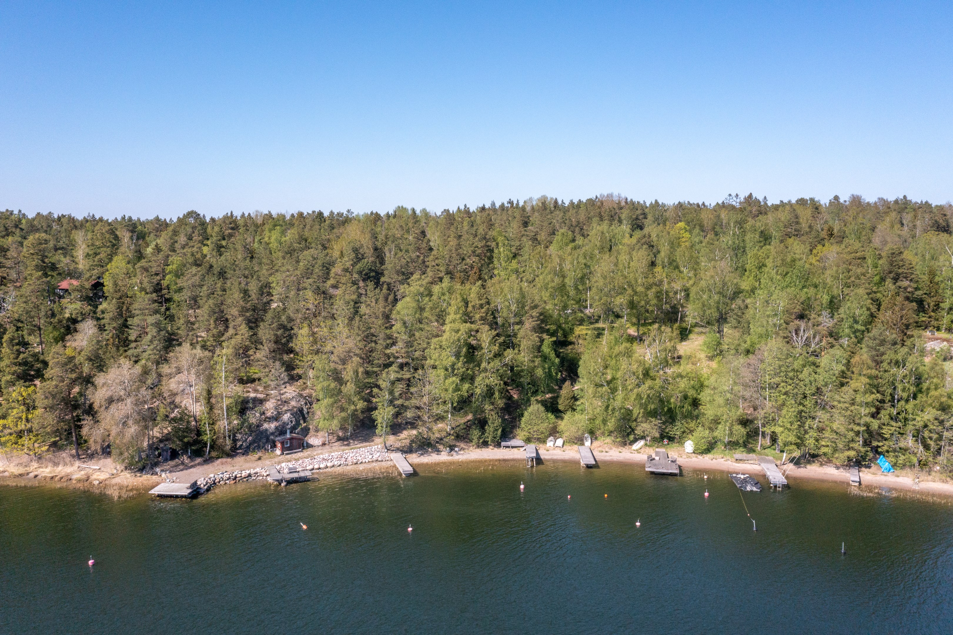 Samfällighetens ytor med strand, bryggor och bastu