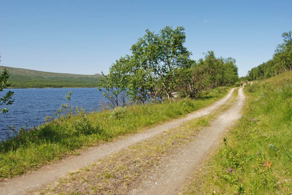 Följ grusvägen 400 m österut till ...