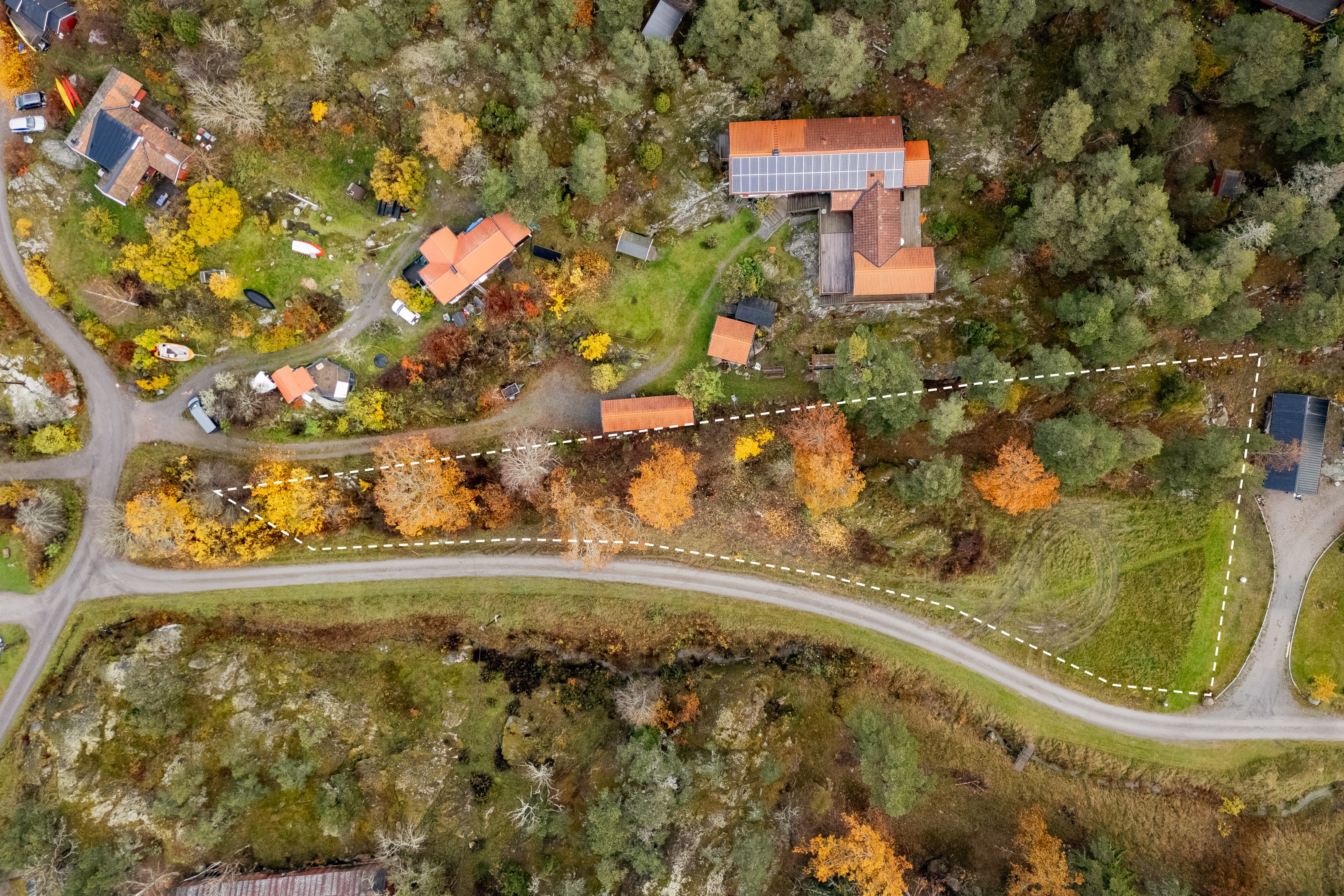 Boda byväg löper söder om fastigheten.