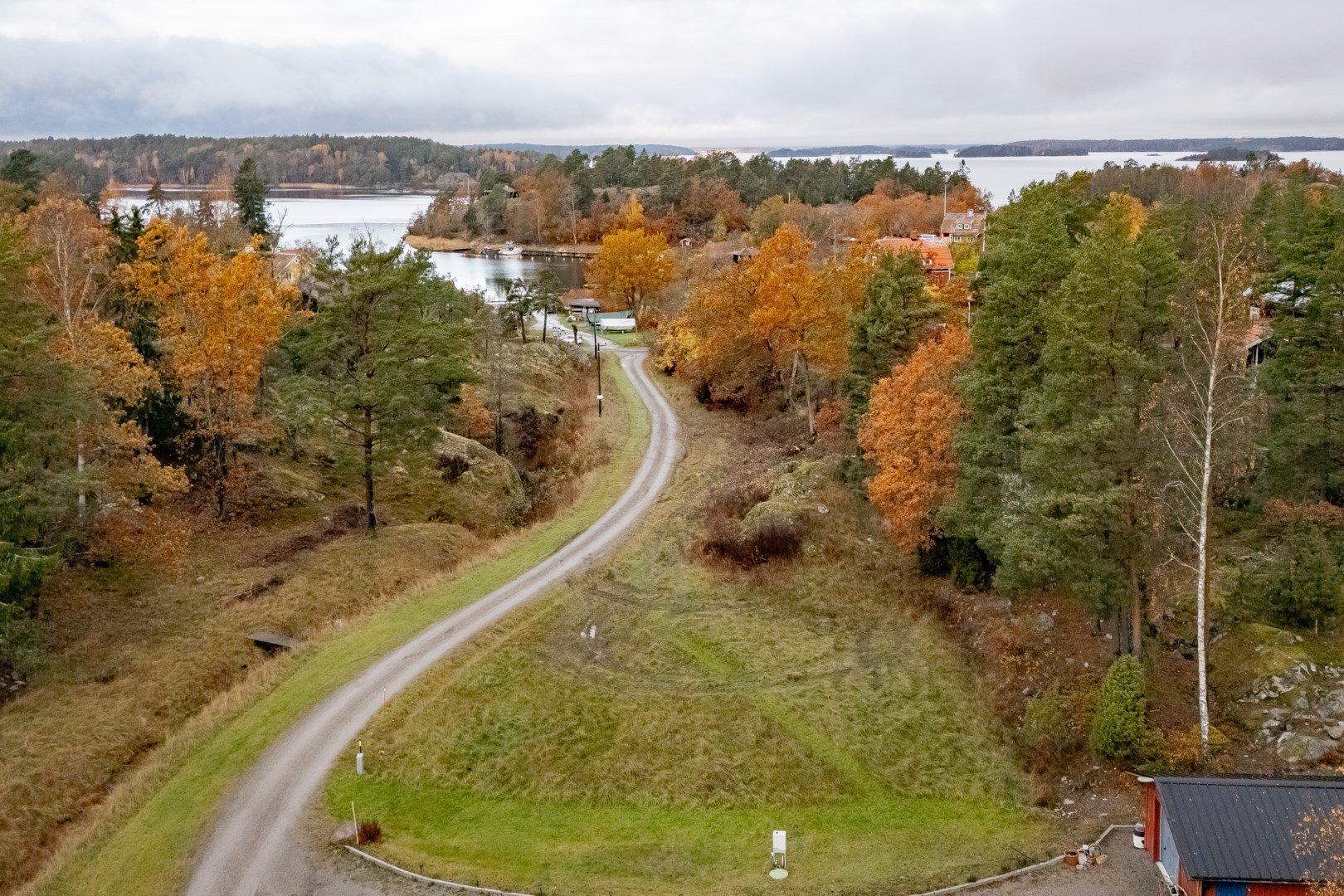 Byggklar tomt med sjökontakt mot Hemnviken i Boda by.