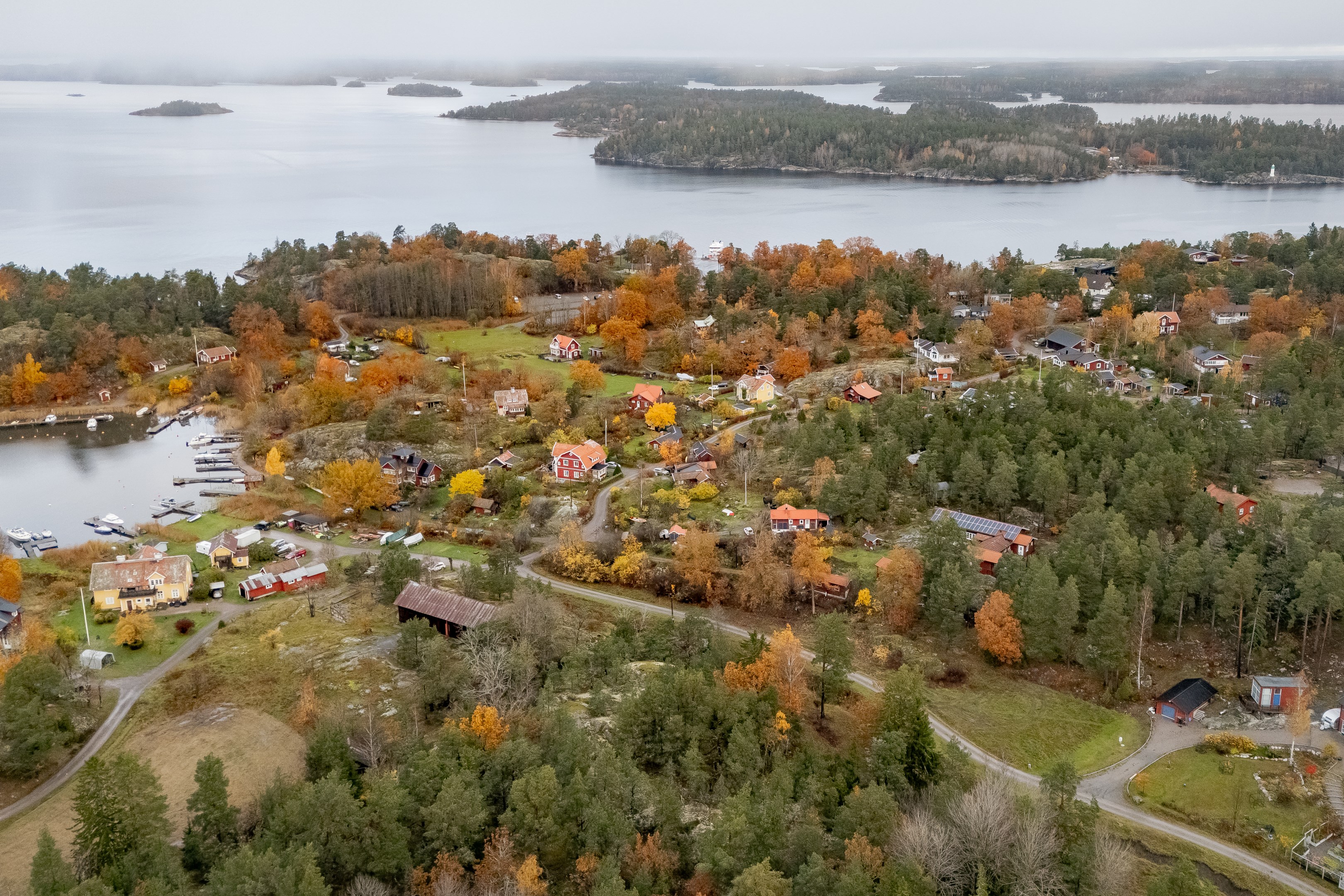 Boda by är en av Värmdös få genuina skärgårdsbyar med rötter tillbaka till 1600-talet.