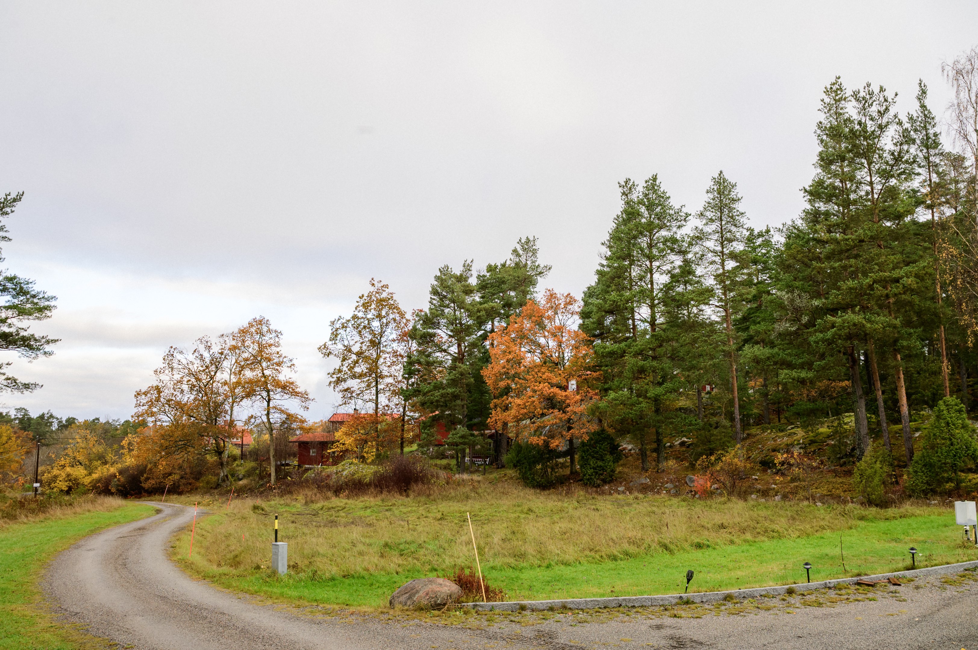 Elskåp finns i tomtgräns och fiberanslutning utmed vägen.