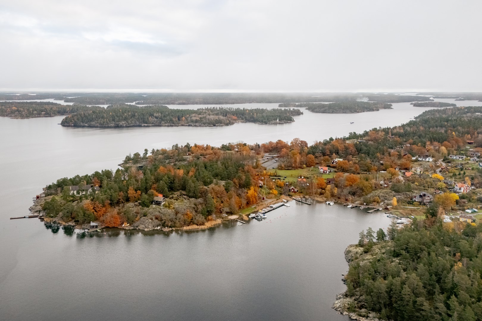 I Hemviken finns badstrand samt möjlighet till båtplats.
