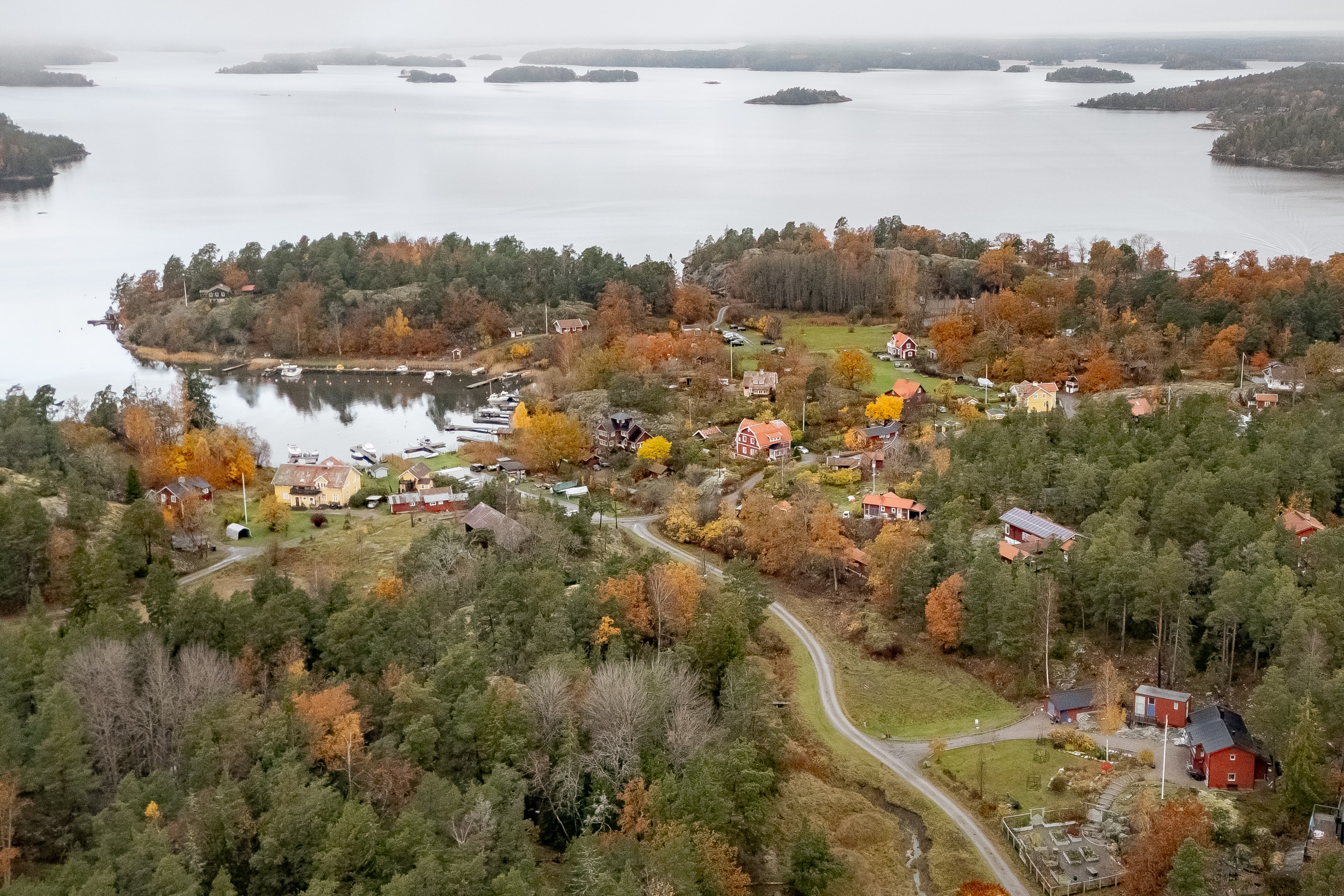 Vy över Boda by och Hemviken med tomten i förgrunden.