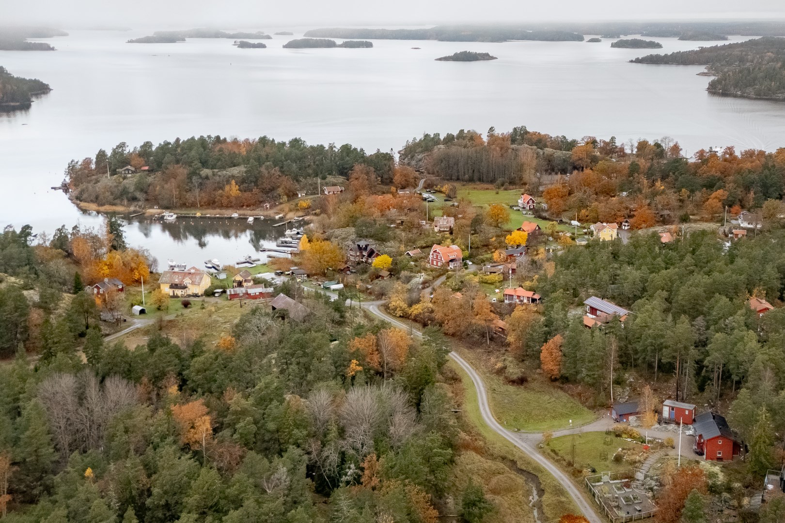 Vy över Boda by och Hemviken med tomten i förgrunden.