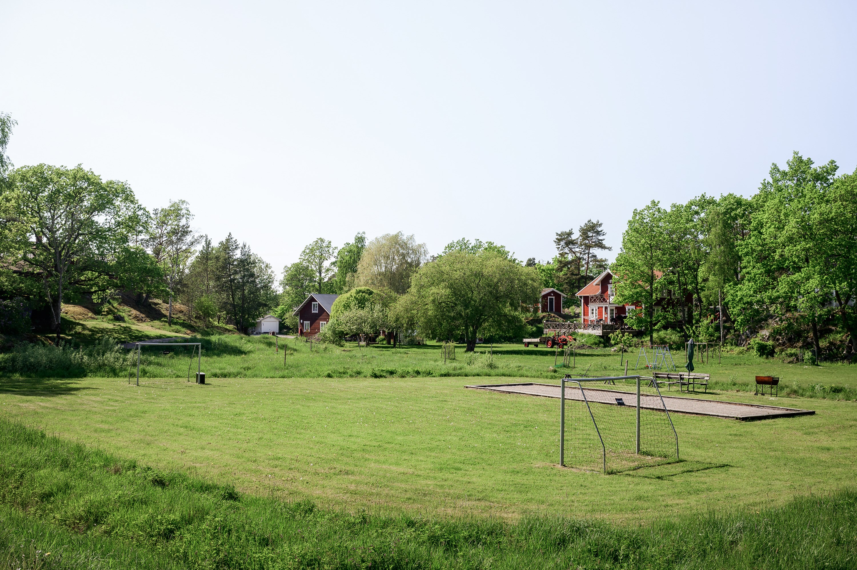Fotbollsplan och boulebana i området.