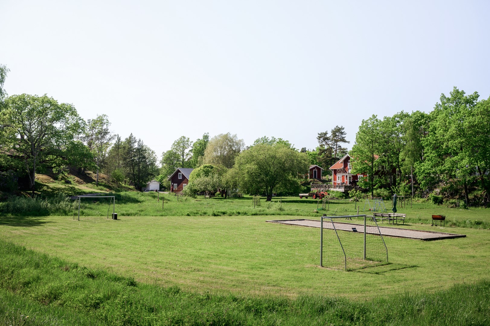 Fotbollsplan och boulebana i området.
