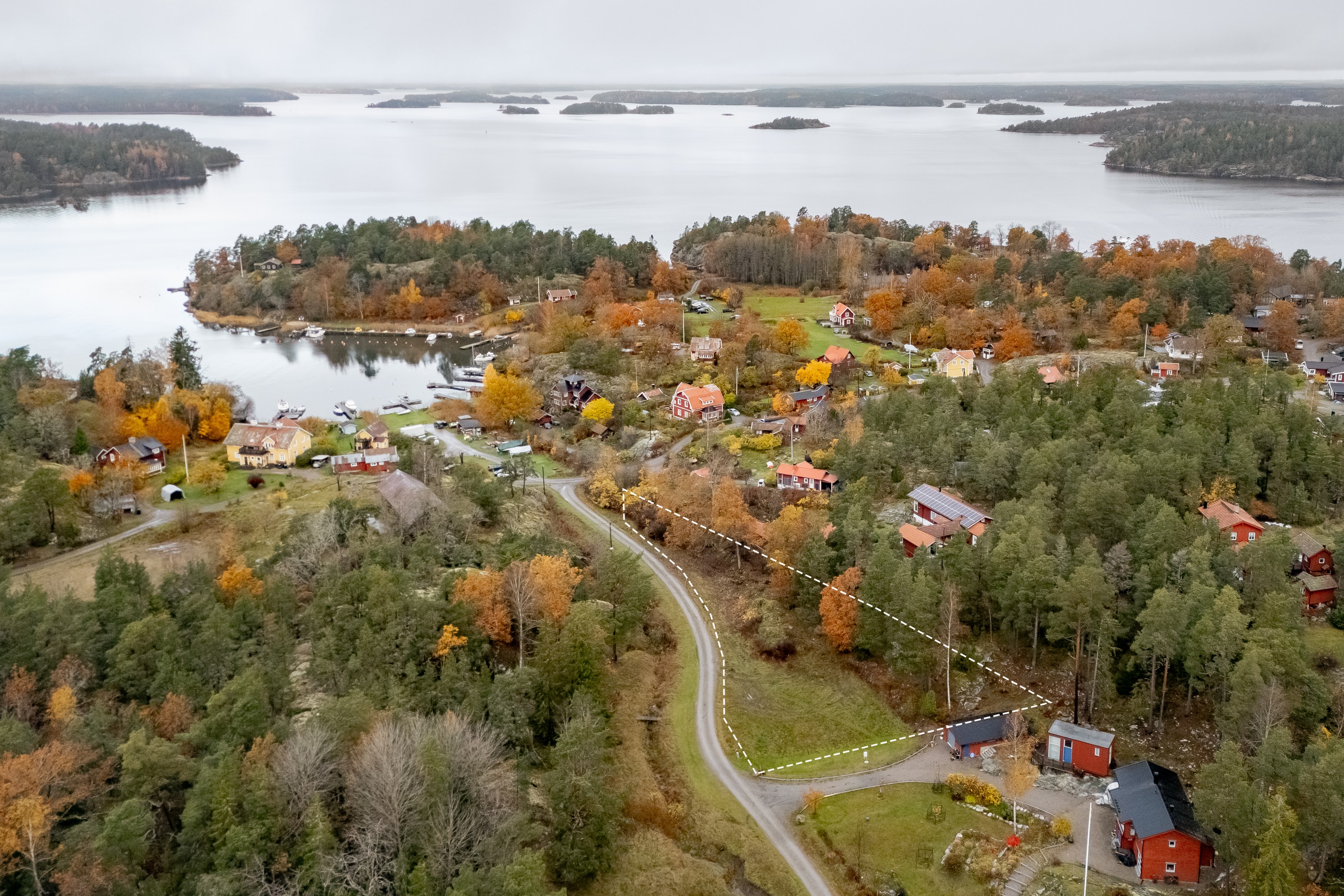 Tomten vänder upp mot grusvägen i söder där orörd natur tar vid.