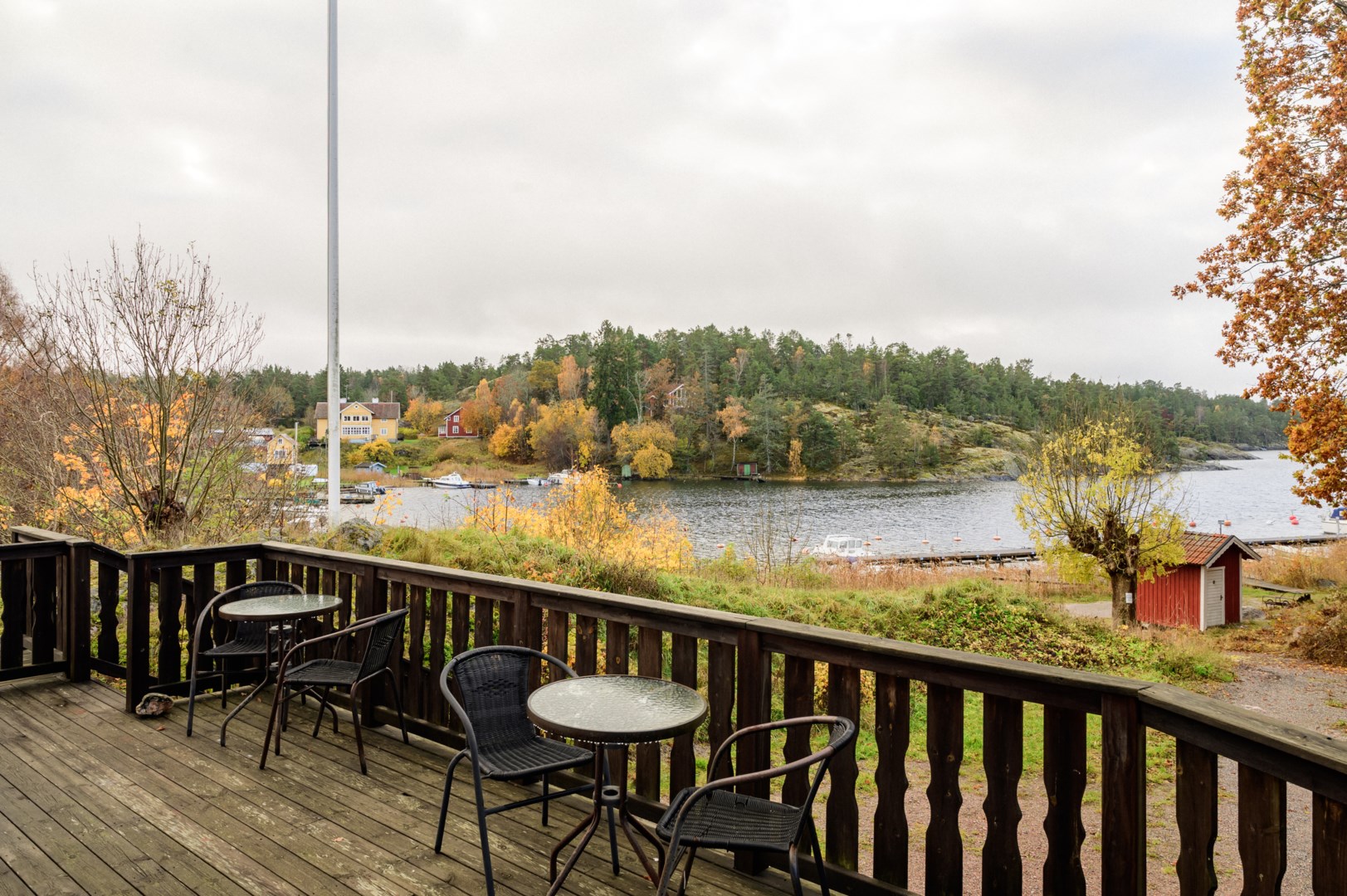 Utsikt över Hemviken från byastugan altan.