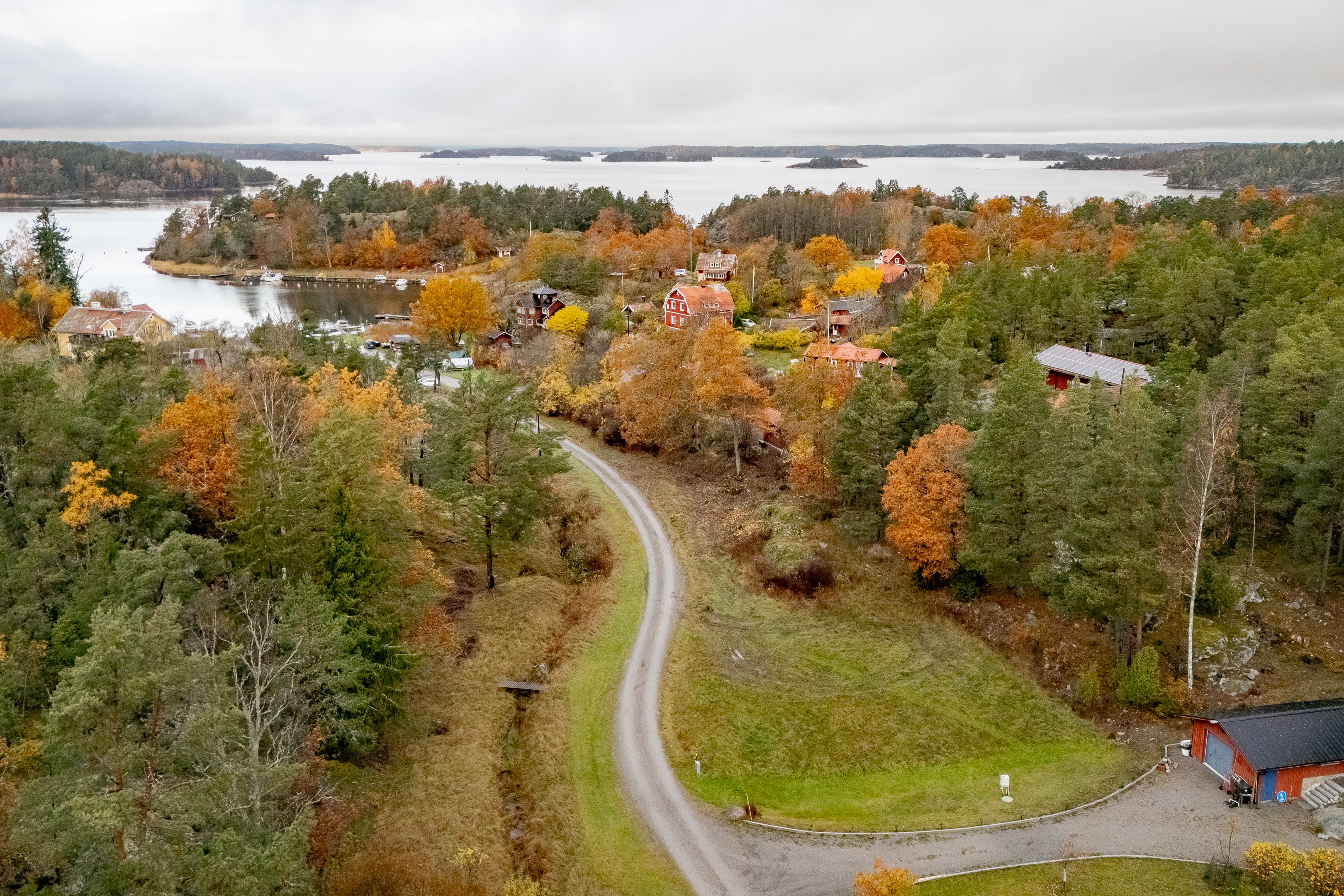 I Hemviken finns badstrand samt möjlighet till båtplats.