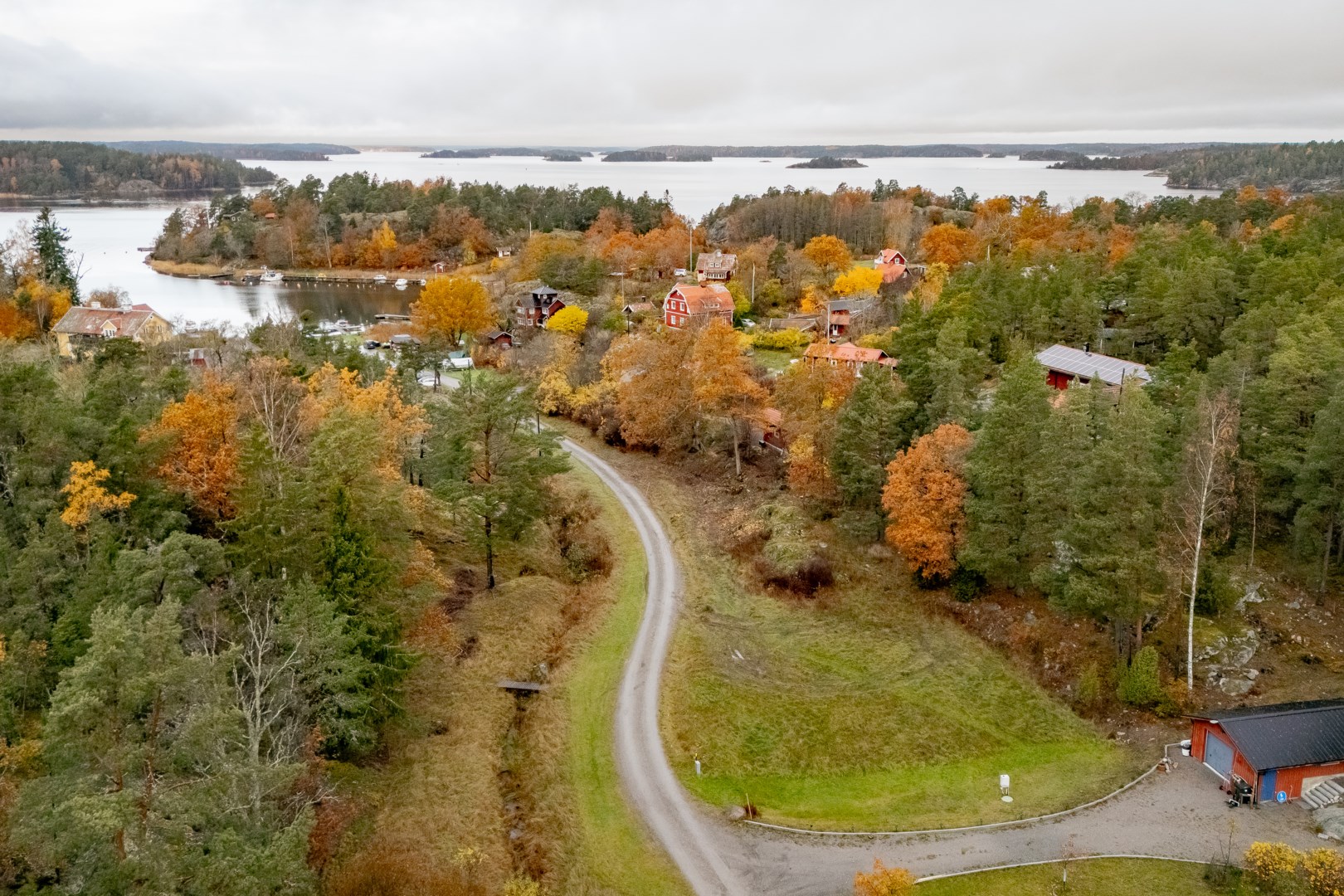 I Hemviken finns badstrand samt möjlighet till båtplats.