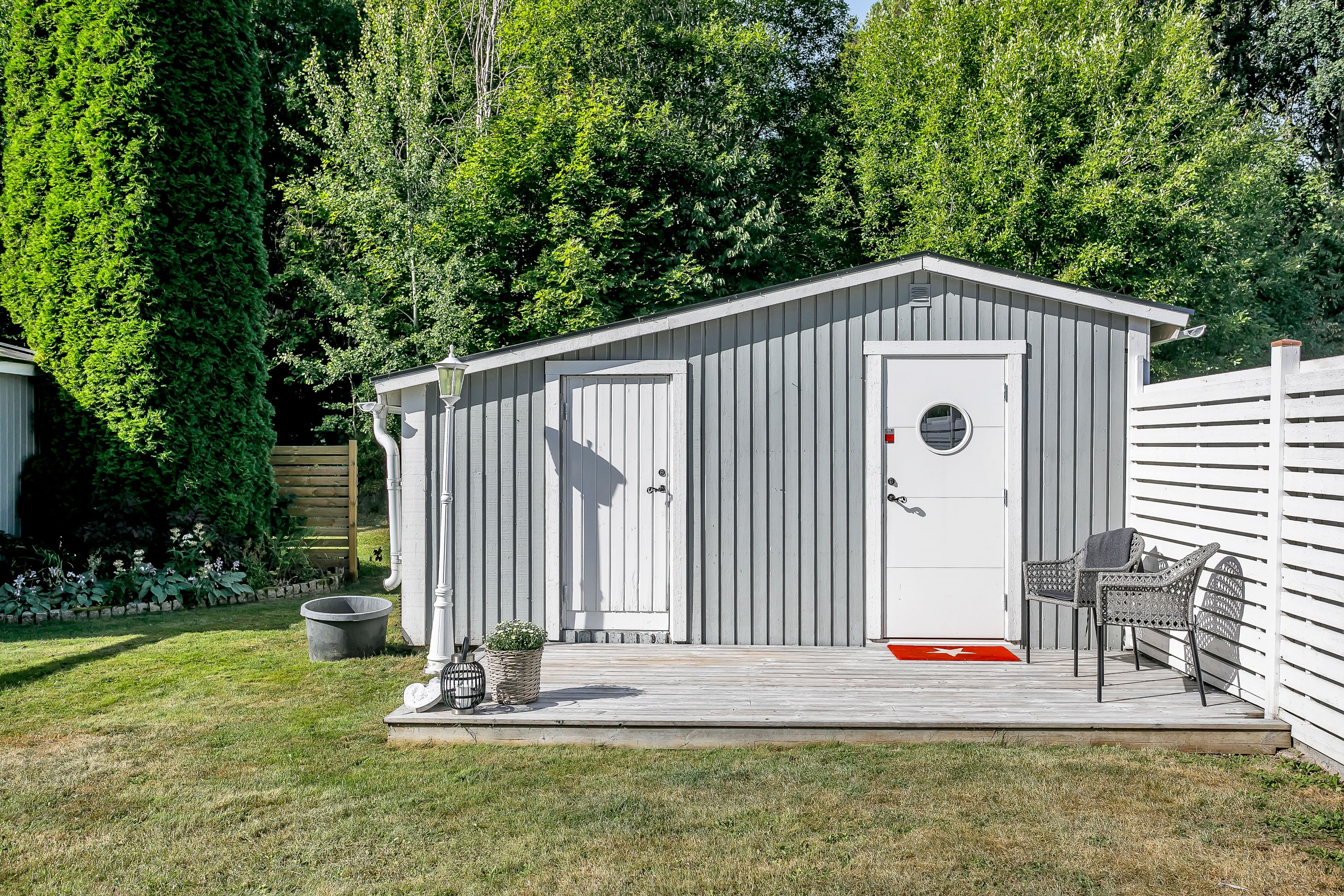 Gäststuga på tomten.