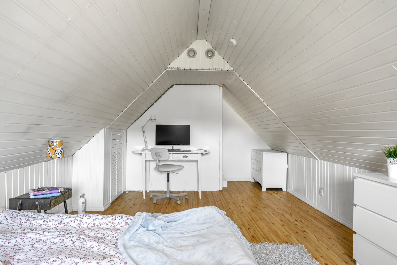 Inredd vind perfekt som sovrum eller kontor.