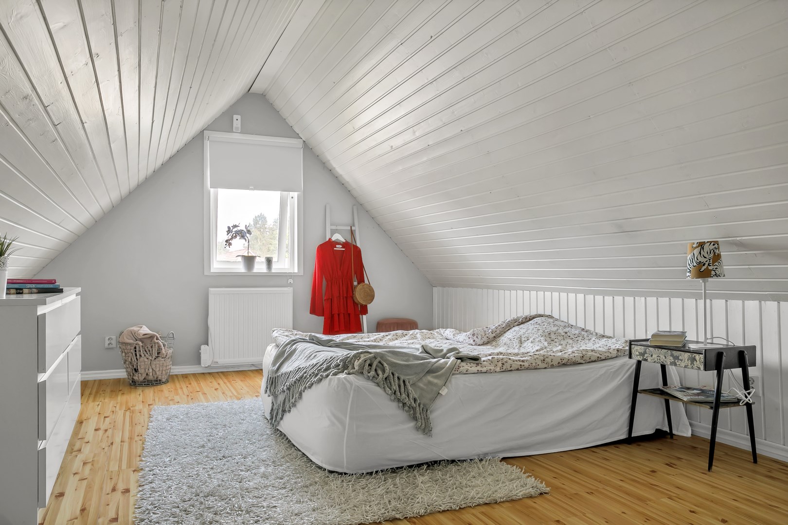 Inredd vind perfekt som sovrum eller kontor.