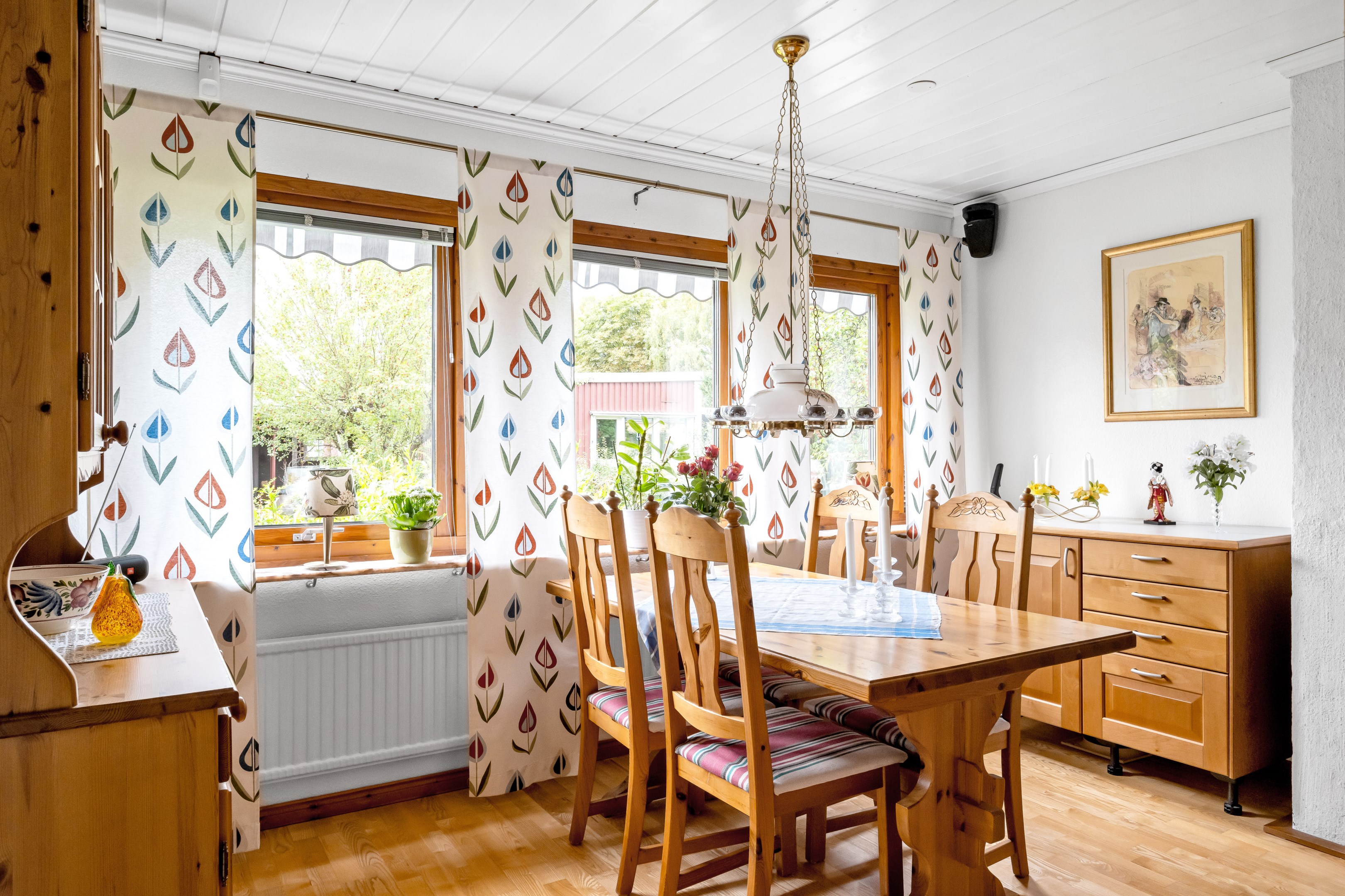 Bostadsbild från Ullsaxvägen 16, Såld i Valsätra, Uppsala